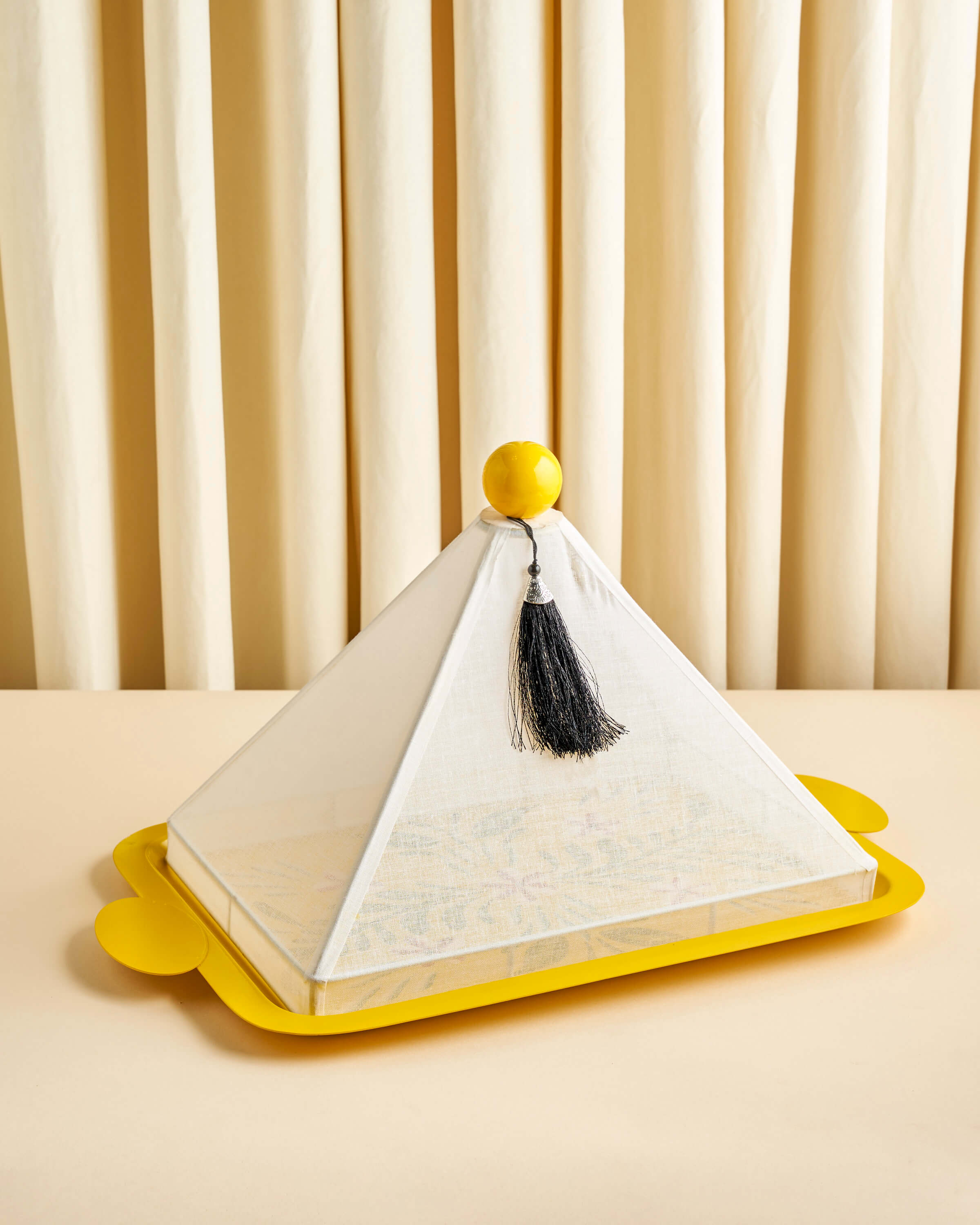 صينية تقديم رسم يدوي مع غطاء خام لينن