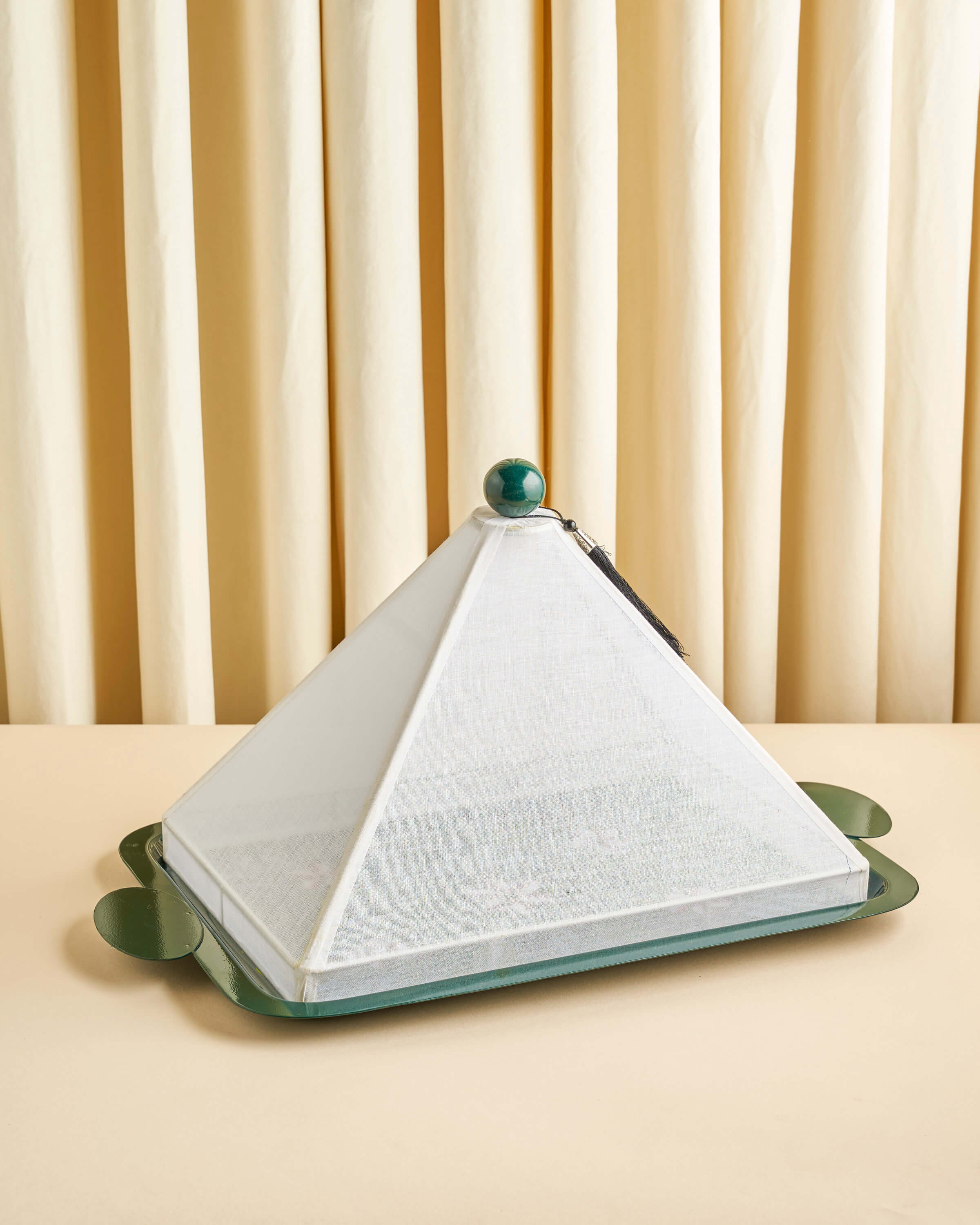 صينية تقديم رسم يدوي مع غطاء خام لينن