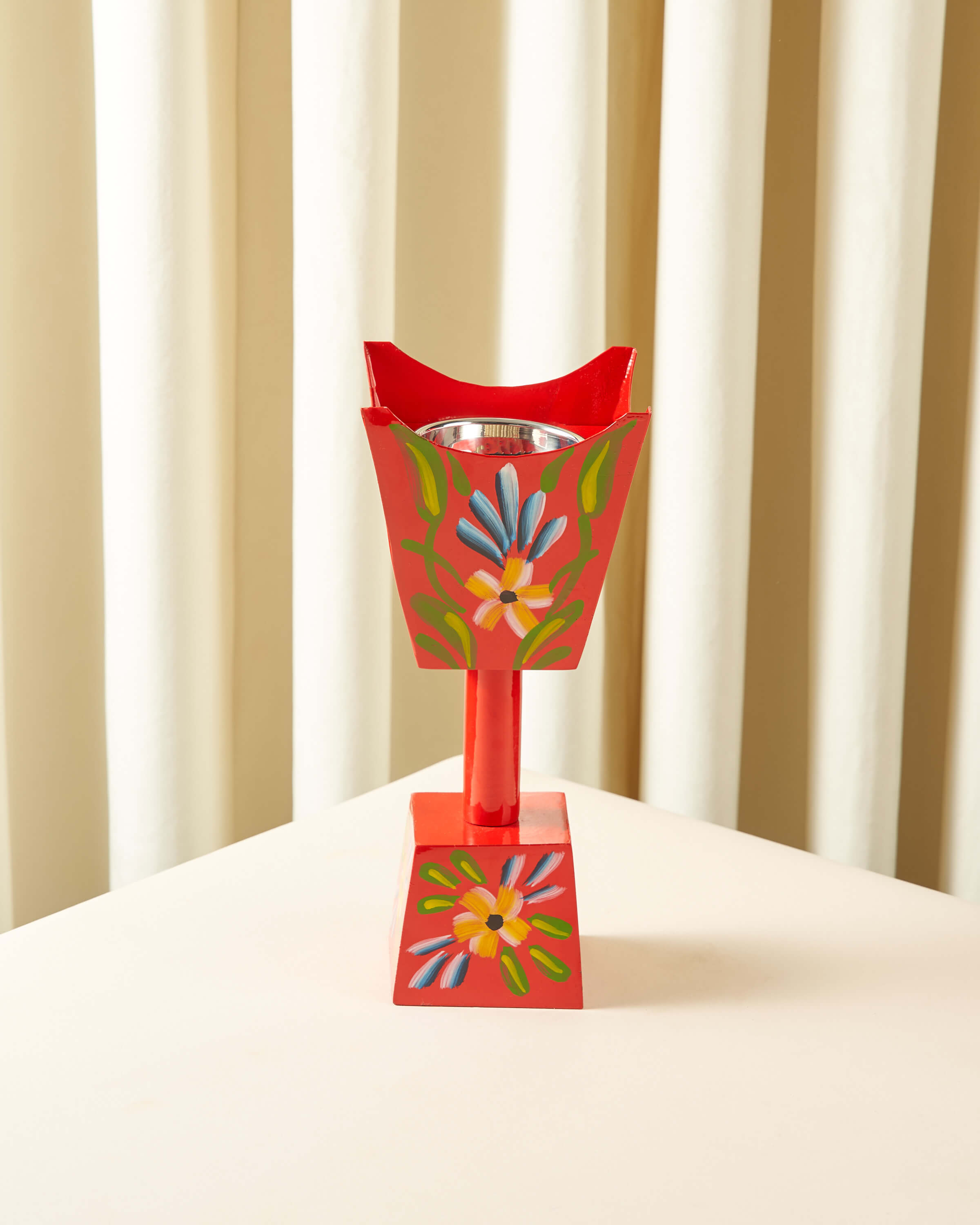 مبخر تراثي أحمر