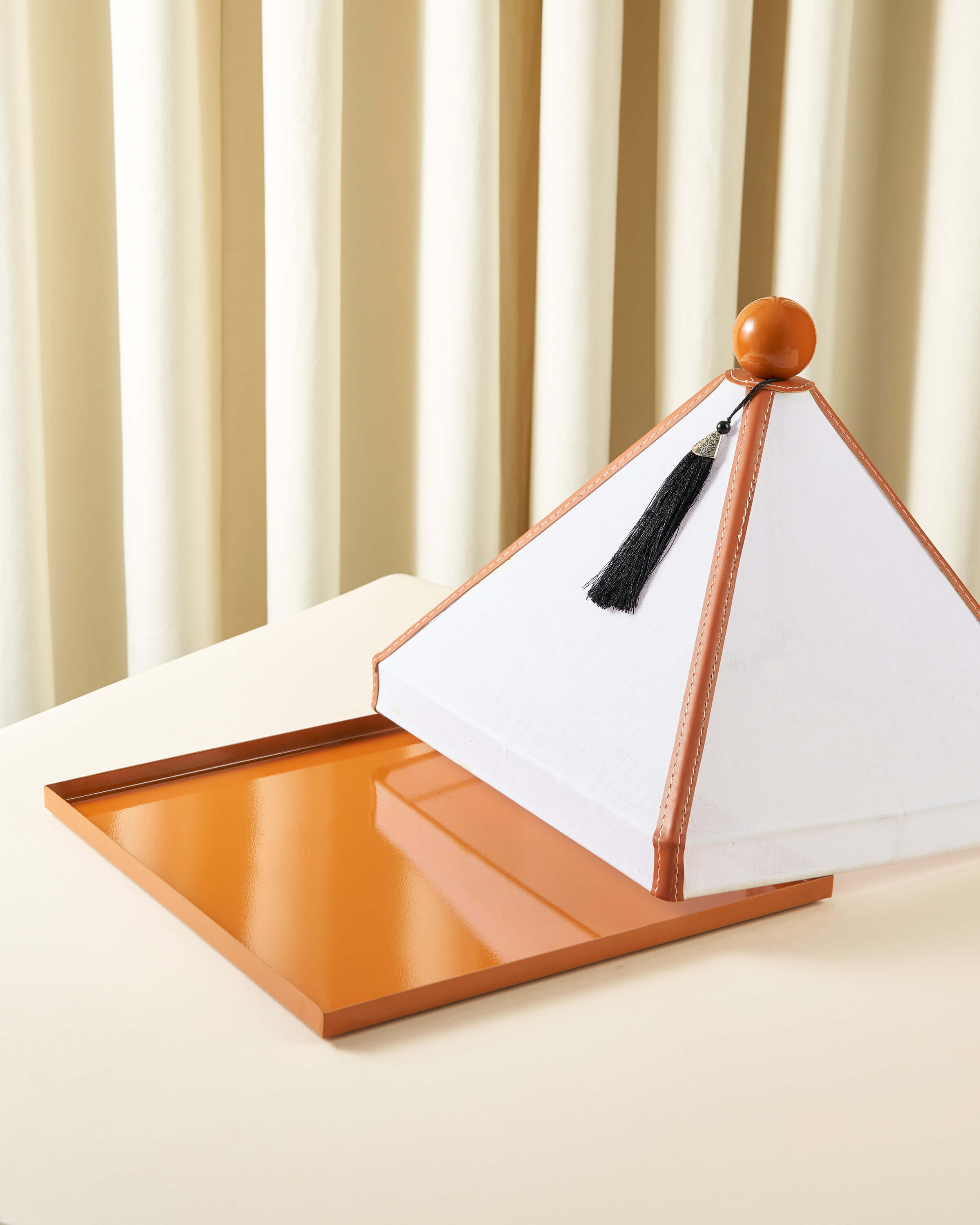 ماعون تقديم بغطاء خام مع جلد مربع