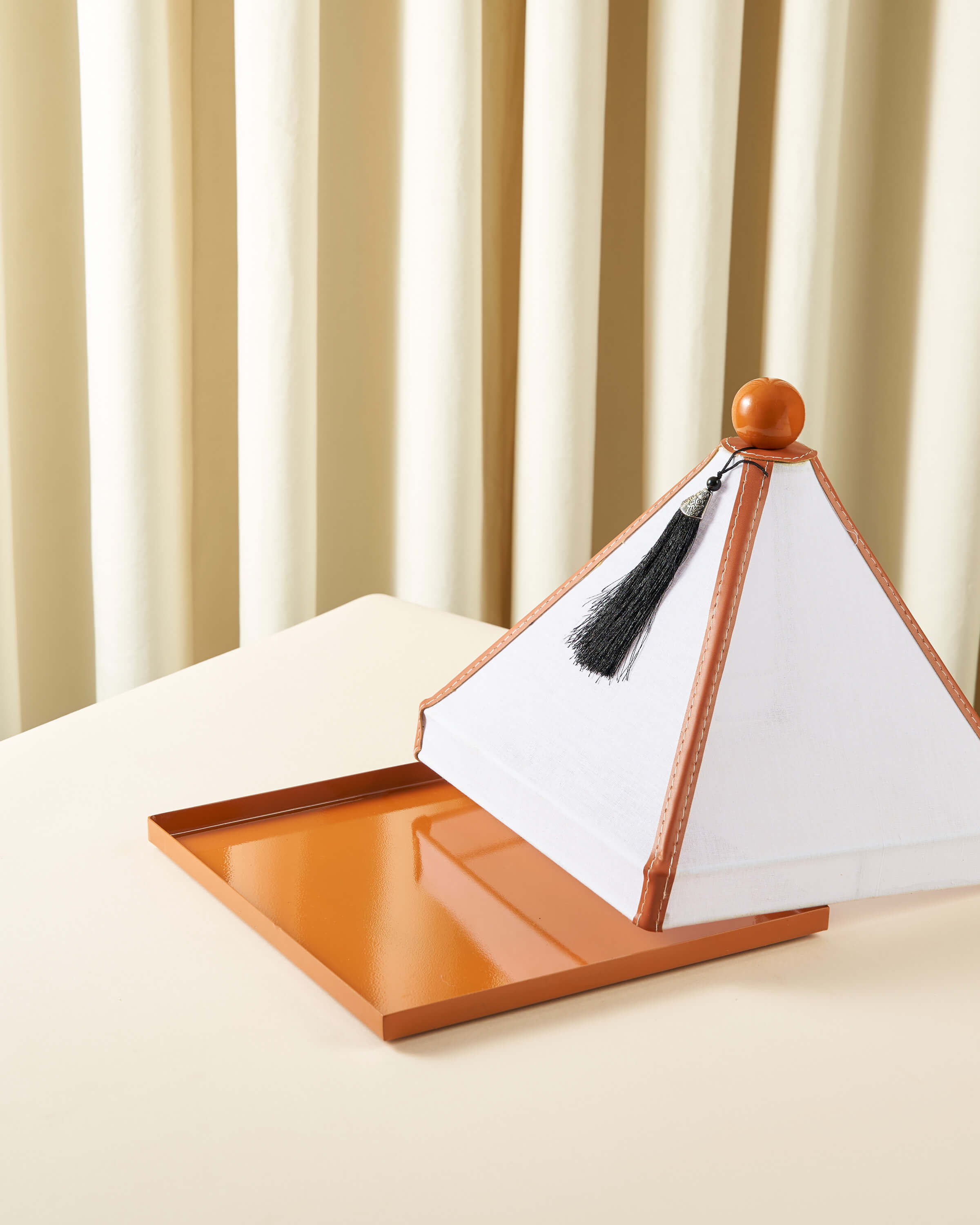 ماعون تقديم بغطاء خام مع جلد مربع