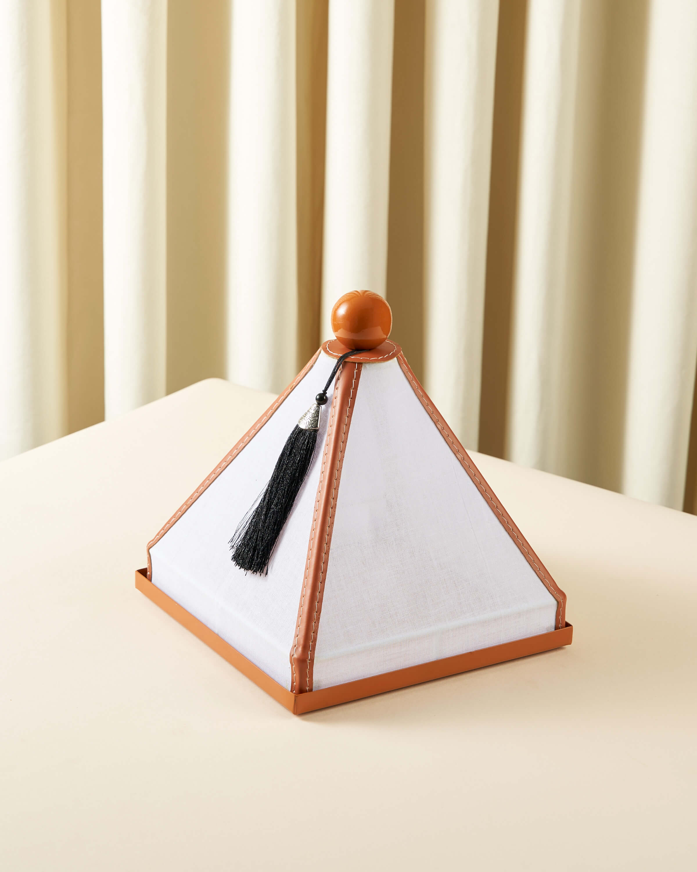 ماعون تقديم بغطاء خام مع جلد مربع