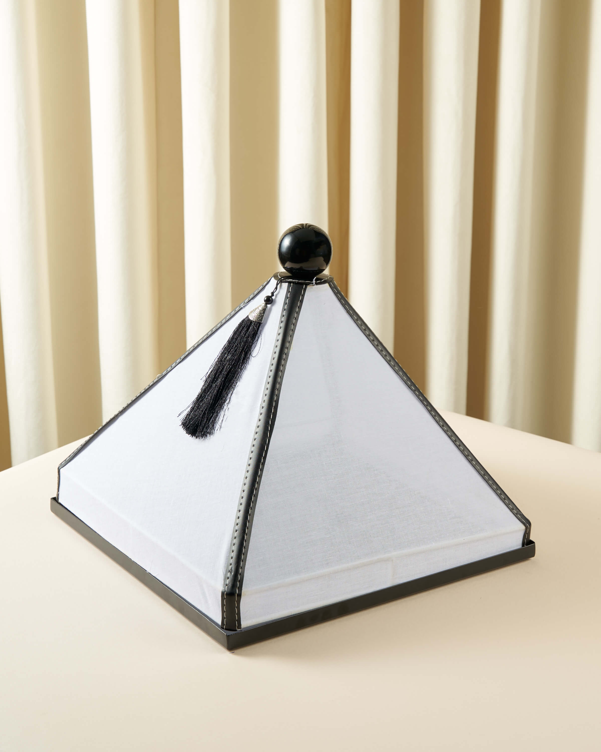 ماعون تقديم بغطاء خام مع جلد مربع