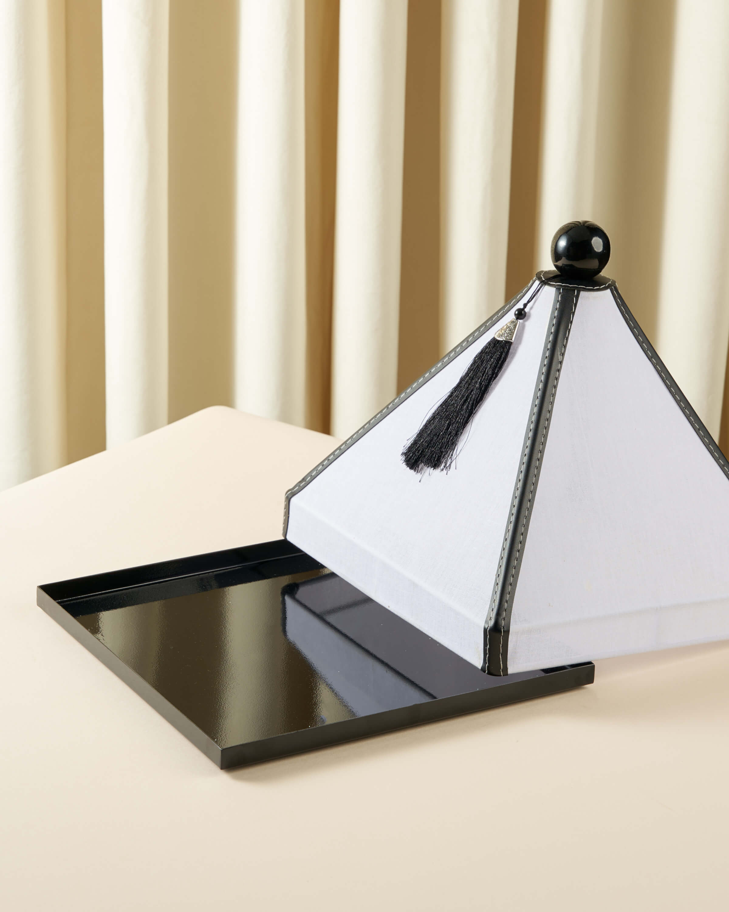 ماعون تقديم بغطاء خام مع جلد مربع