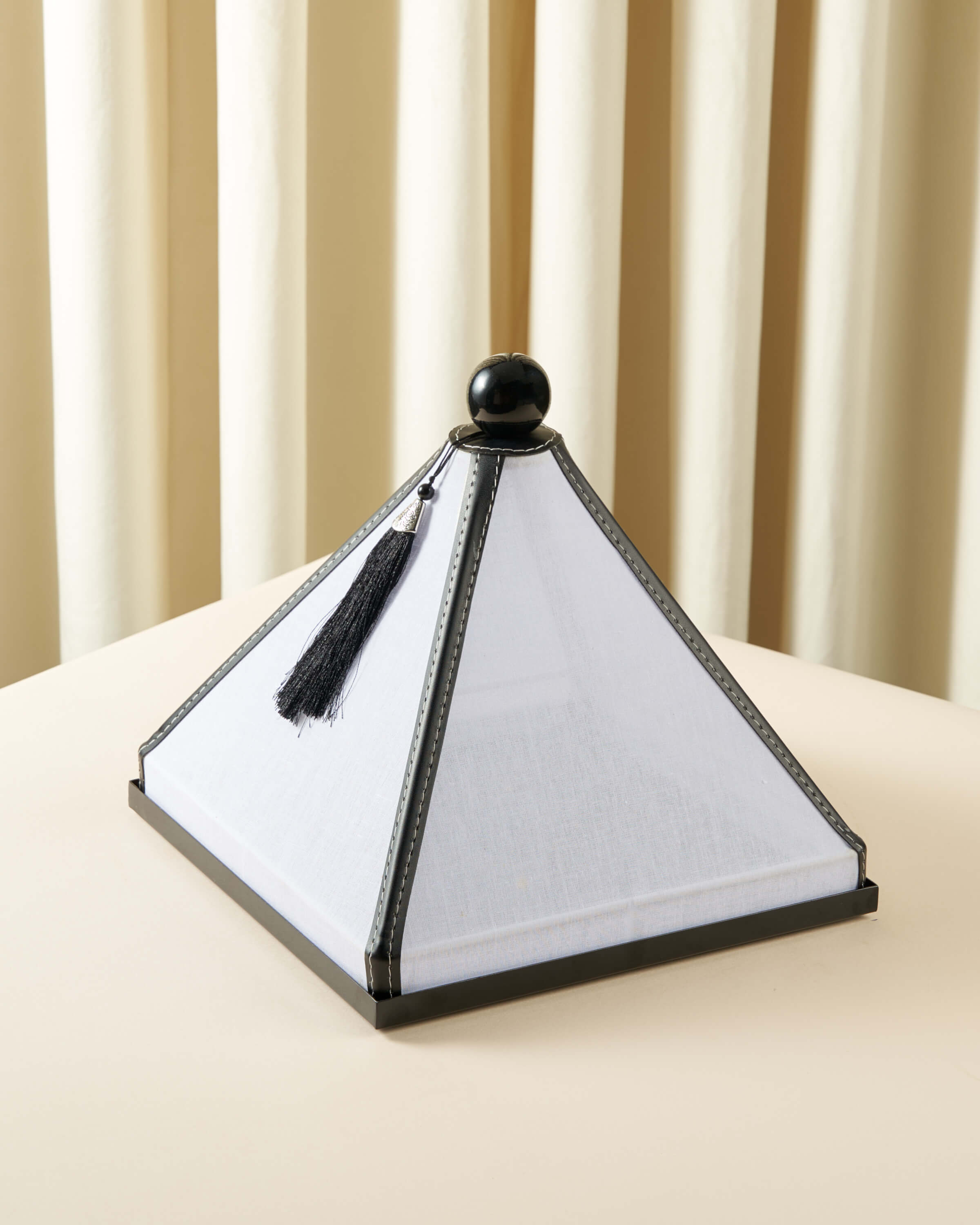 ماعون تقديم بغطاء خام مع جلد مربع