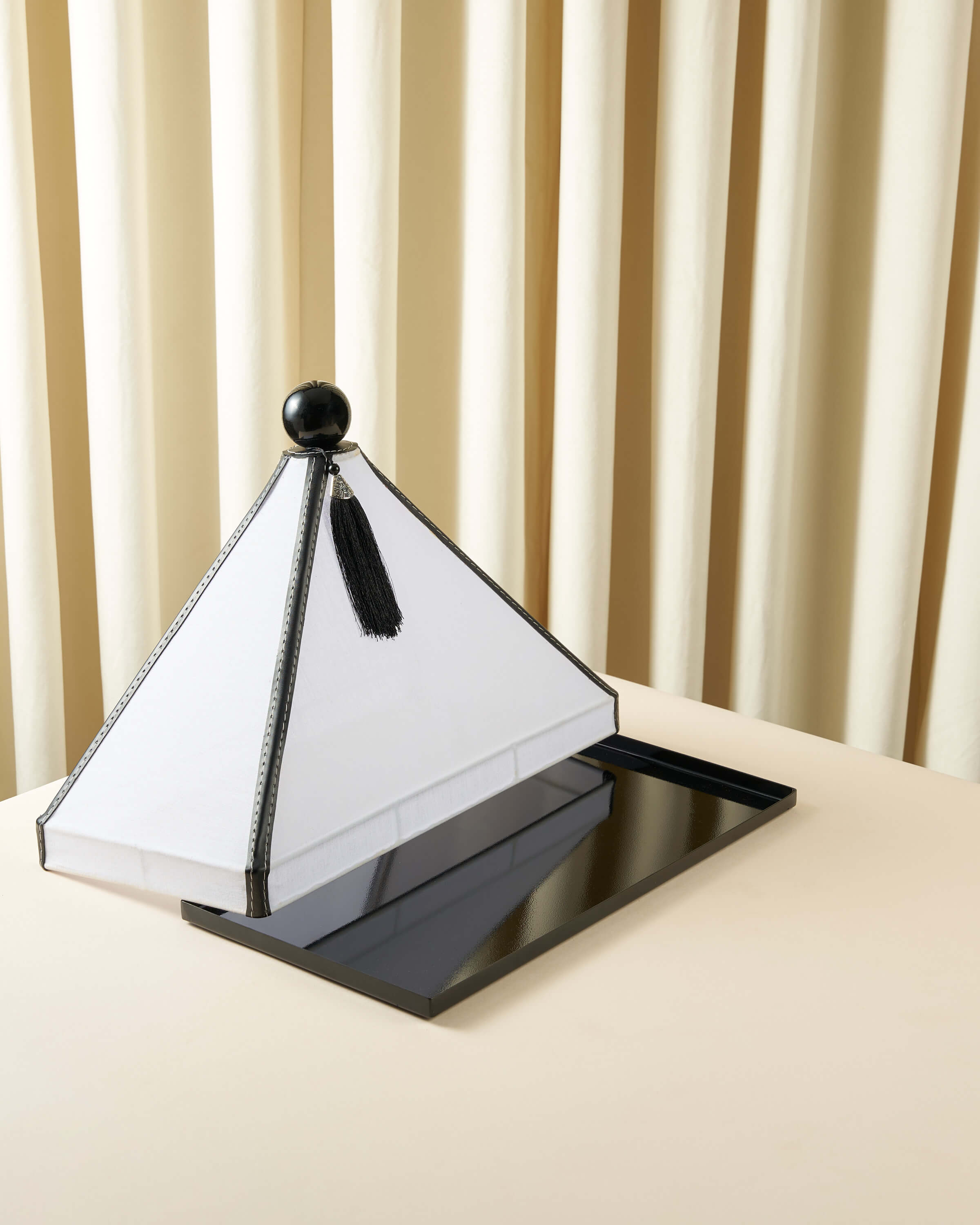 ماعون تقديم بغطاء خام مع جلد مستطيل