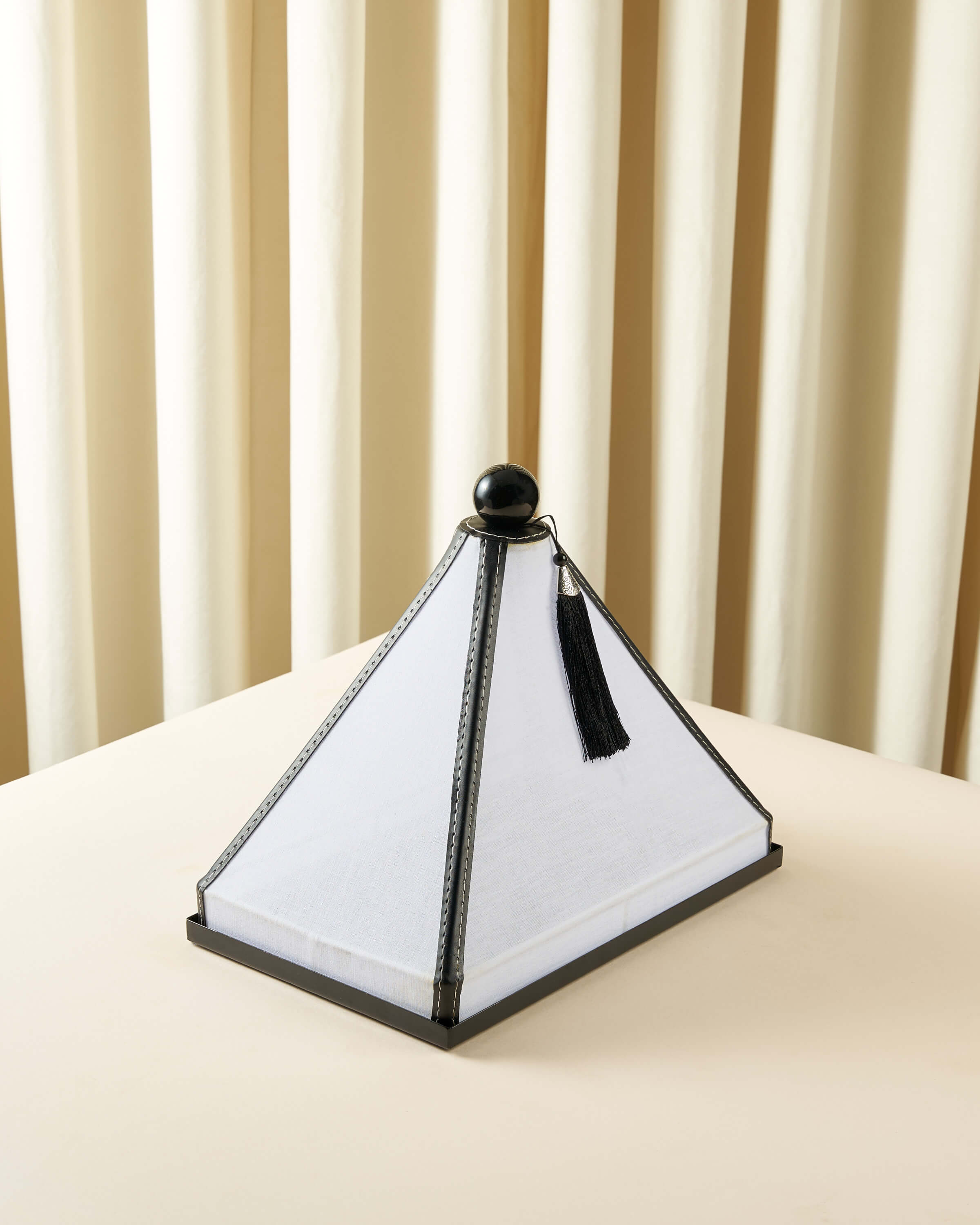 ماعون تقديم بغطاء خام مع جلد مستطيل