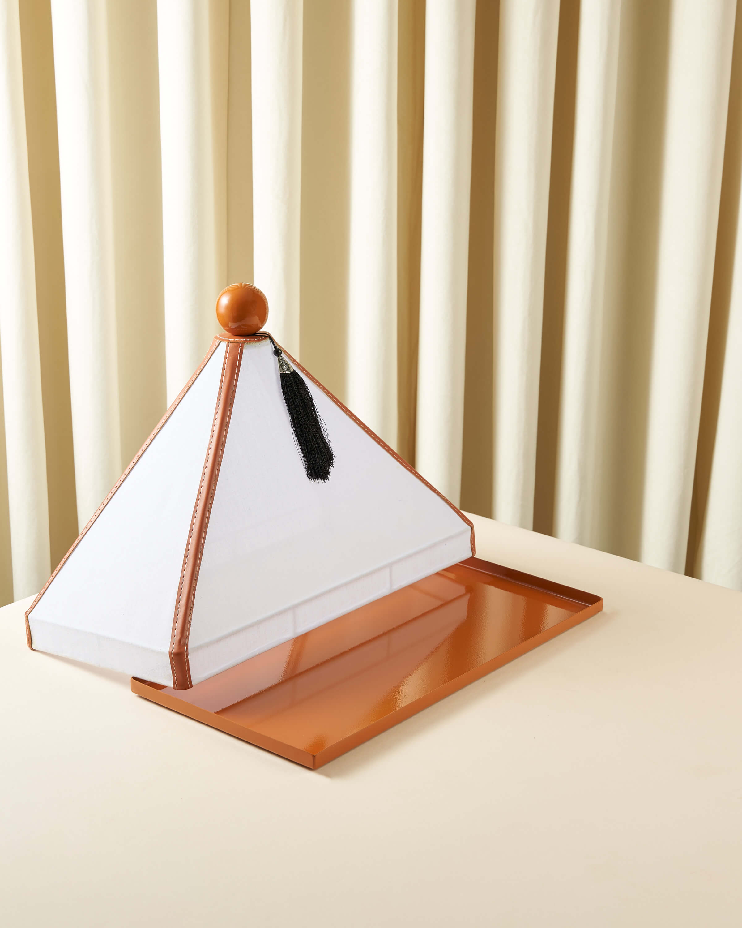 ماعون تقديم بغطاء خام مع جلد مستطيل