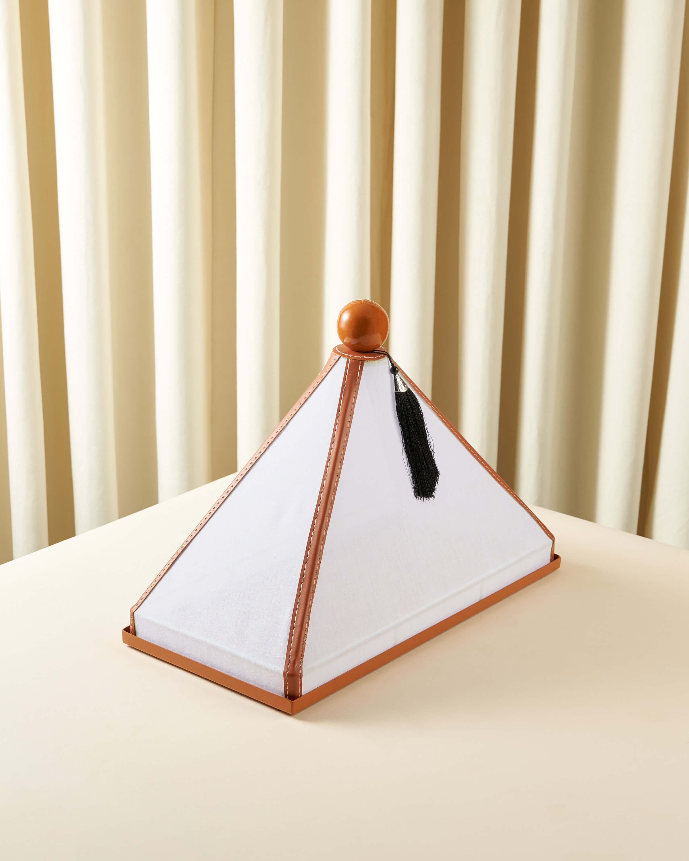 ماعون تقديم بغطاء خام مع جلد مستطيل