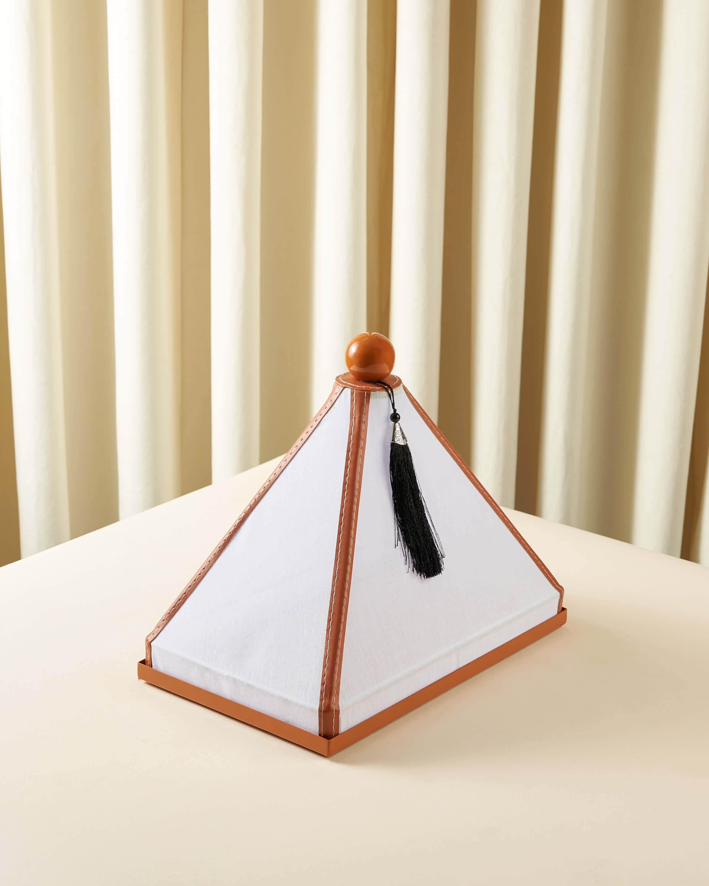 ماعون تقديم بغطاء خام مع جلد مستطيل