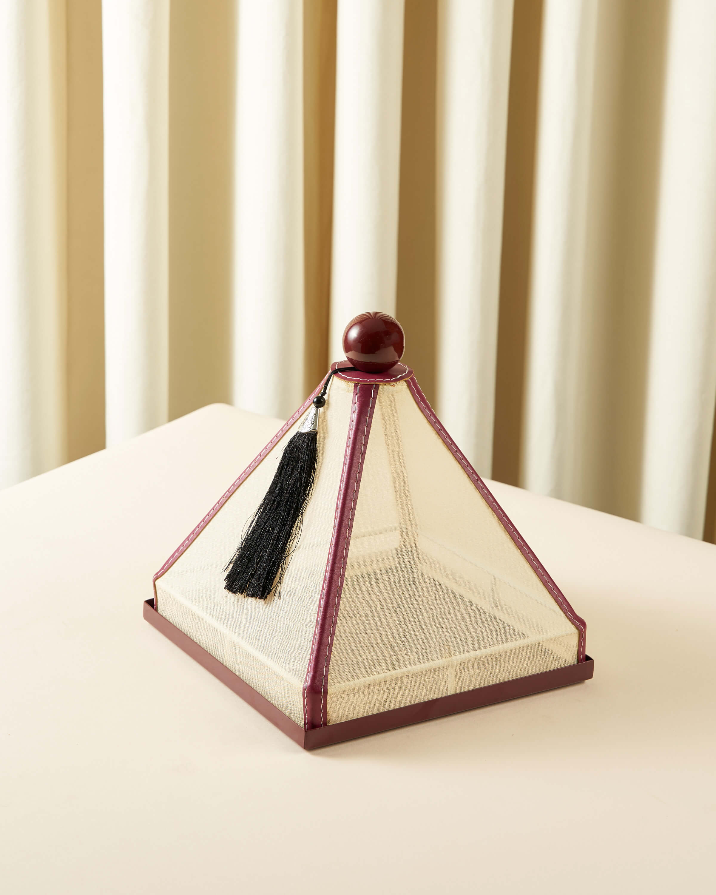 ماعون تقديم بغطاء خام مع جلد مربع