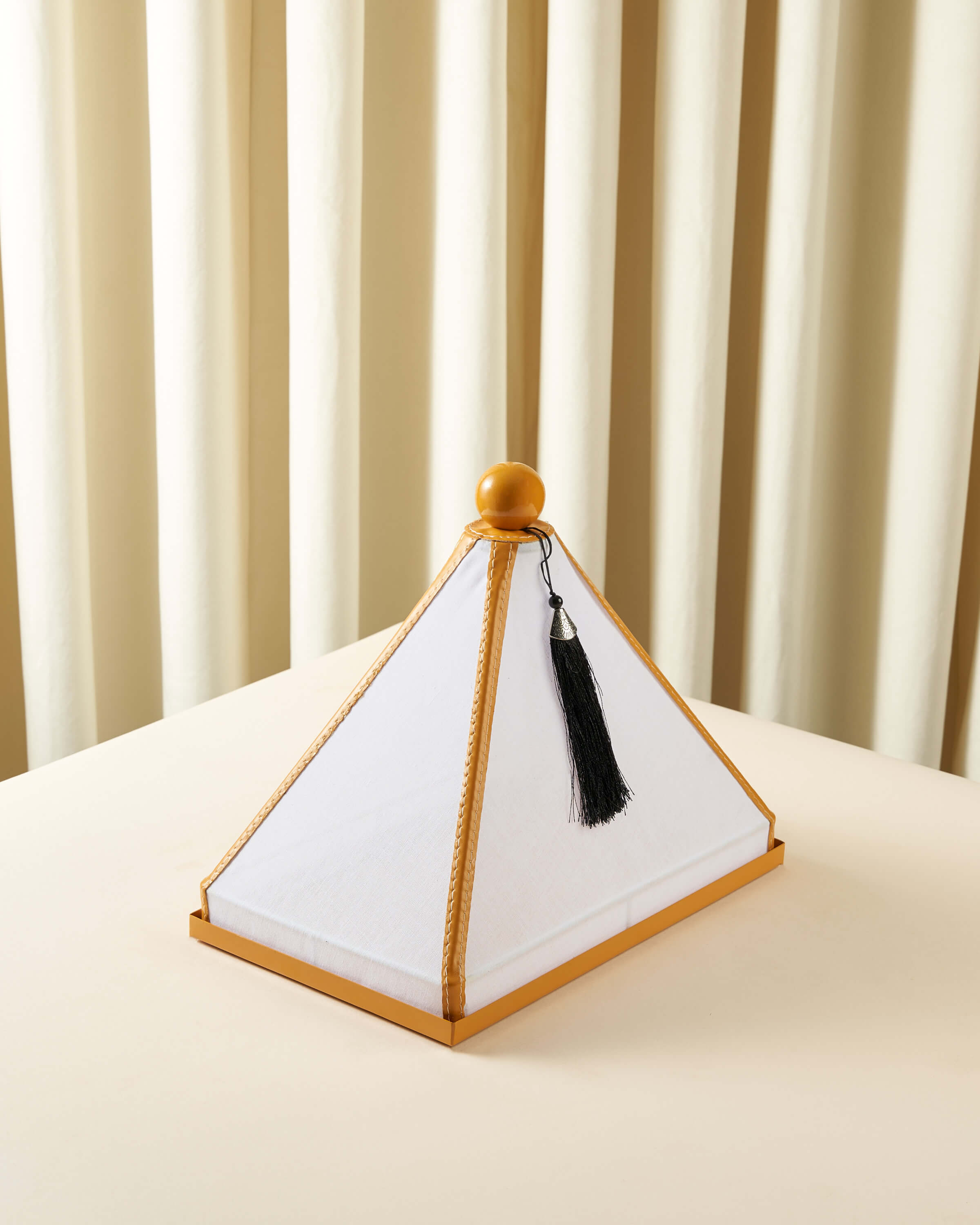 ماعون تقديم بغطاء خام مع جلد مستطيل