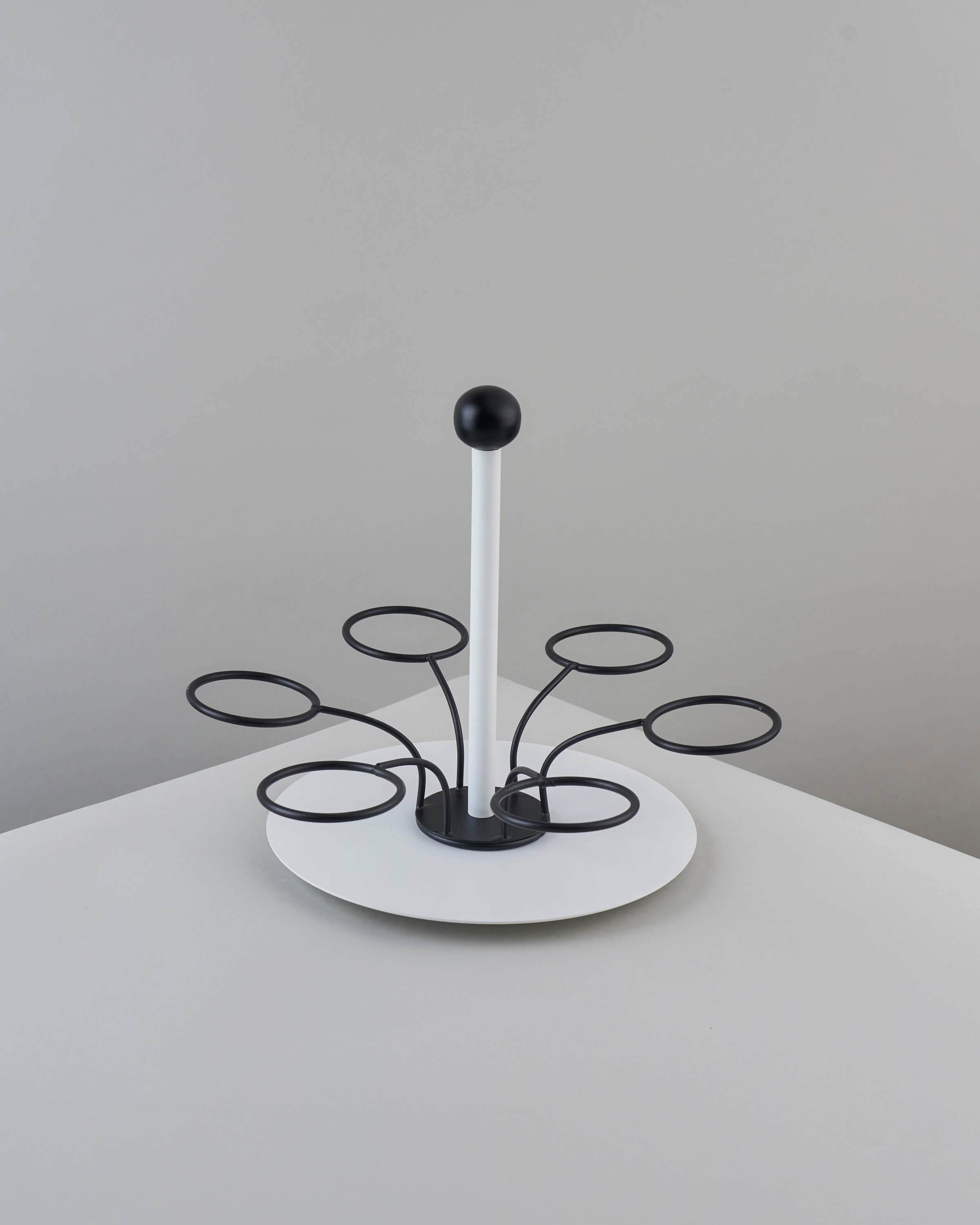 حامل فنجان بمقبض أبيض