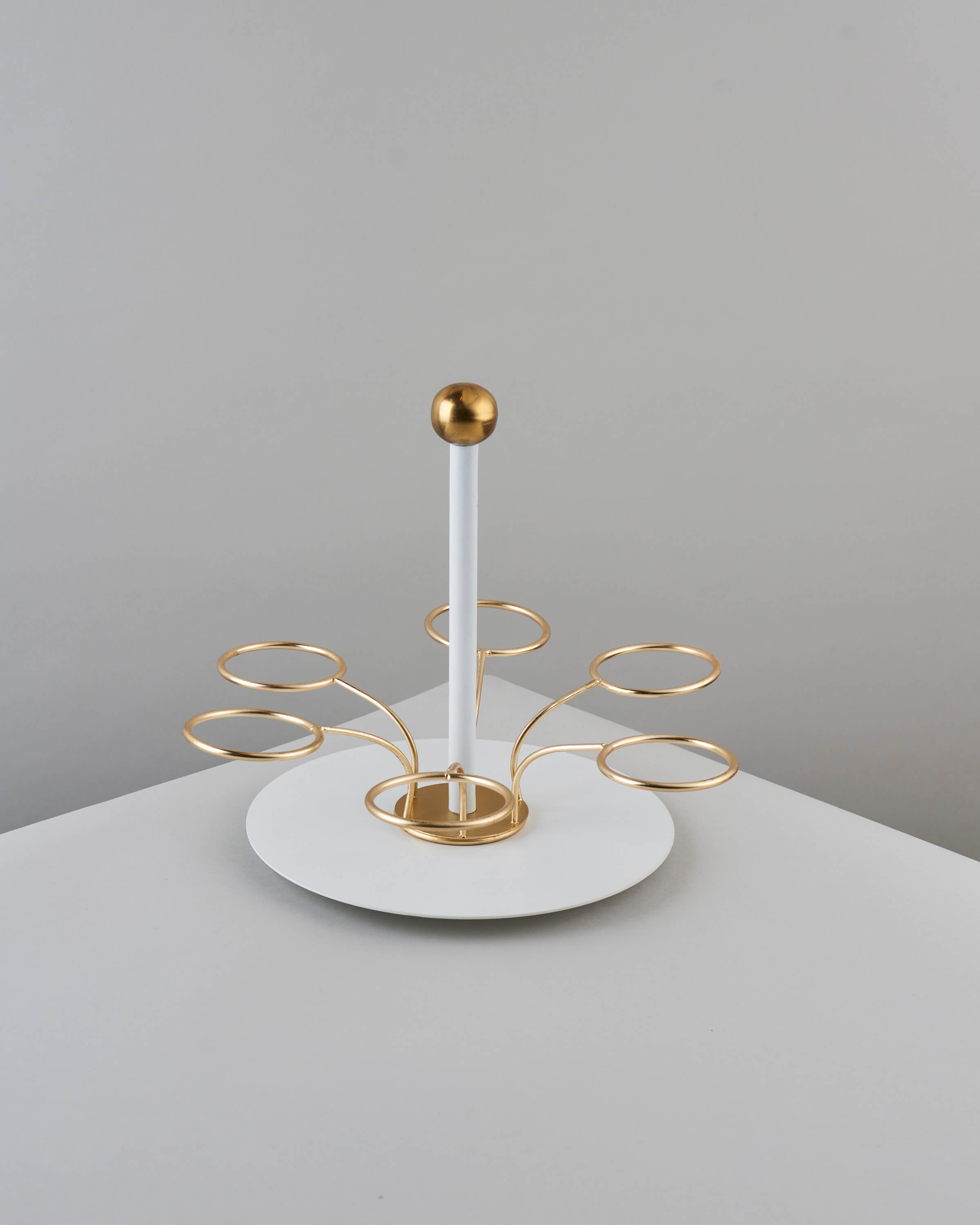 حامل فنجان بمقبض أبيض