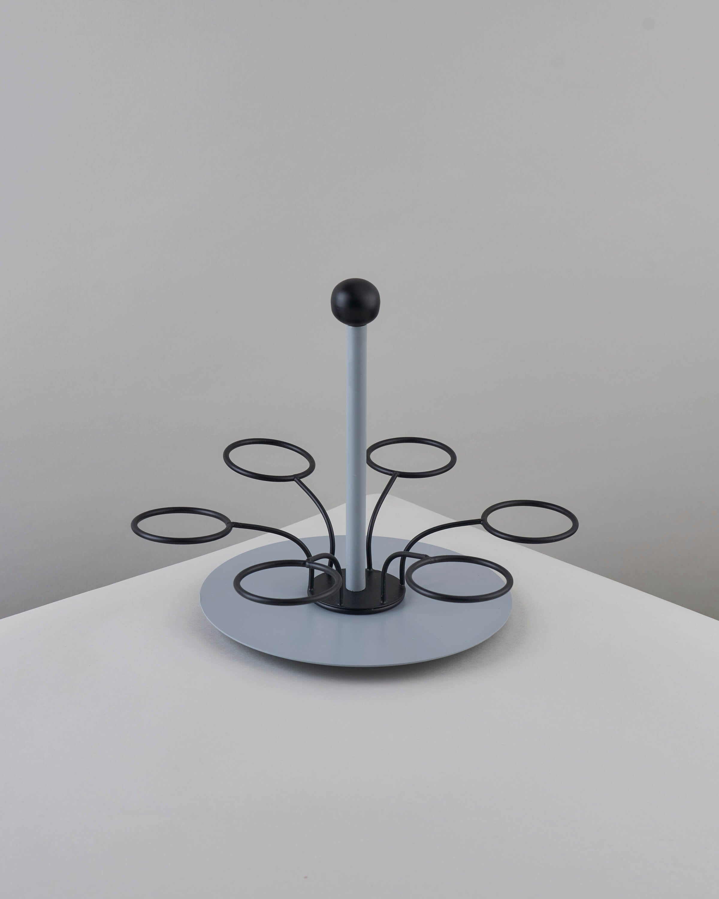 حامل فنجان بمقبض رمادي