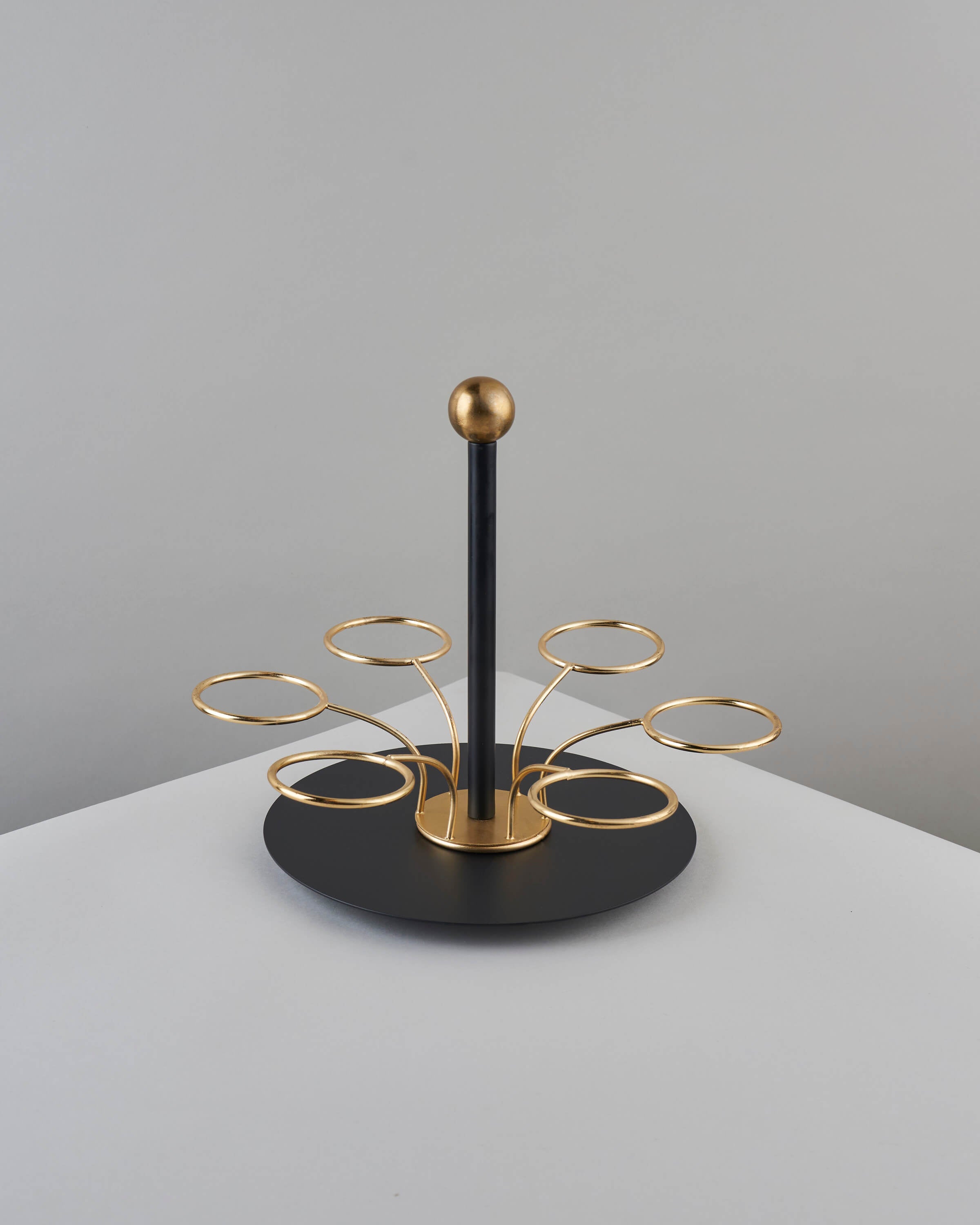 حامل فنجان بمقبض أسود