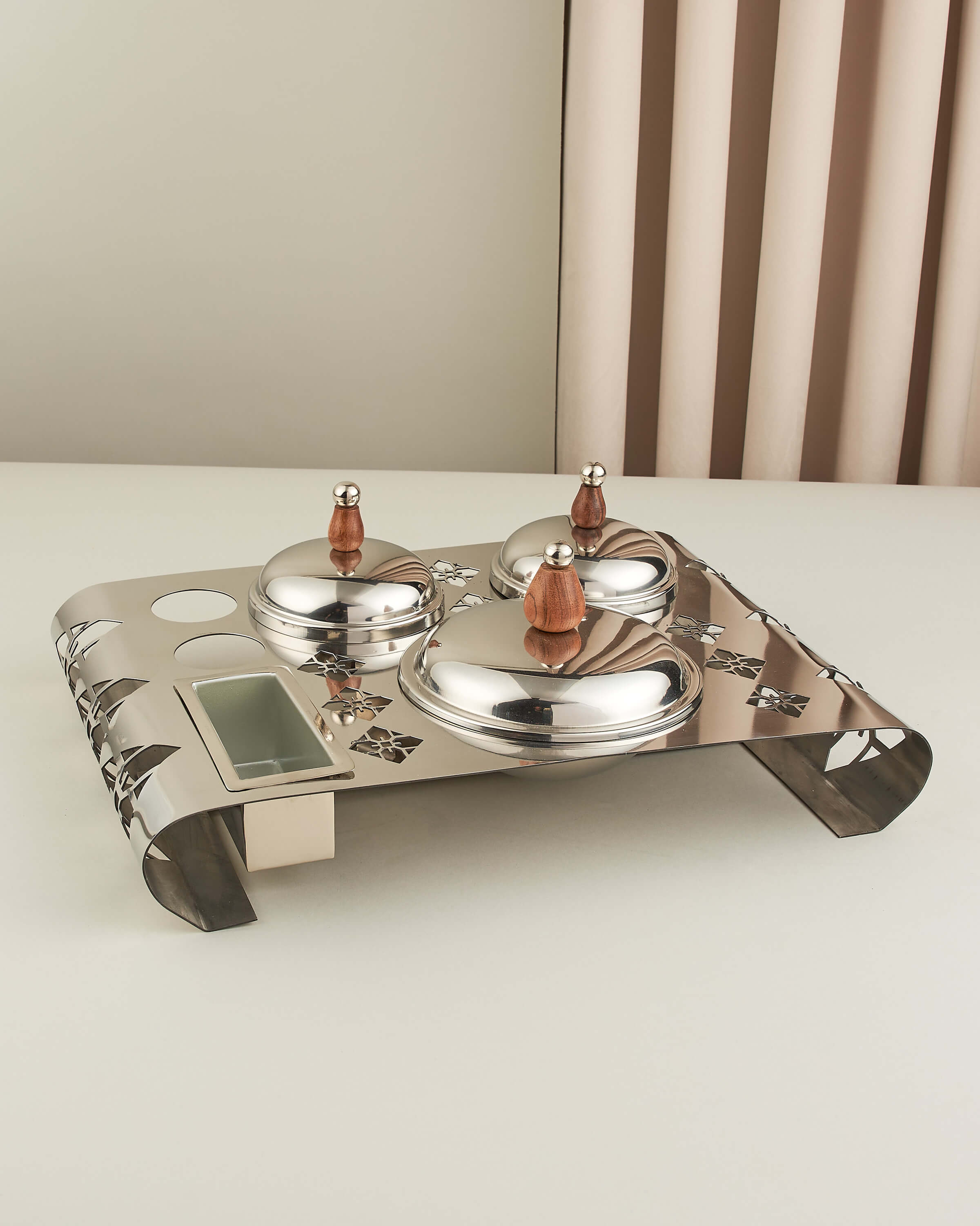 ماعون تمر وقهوة