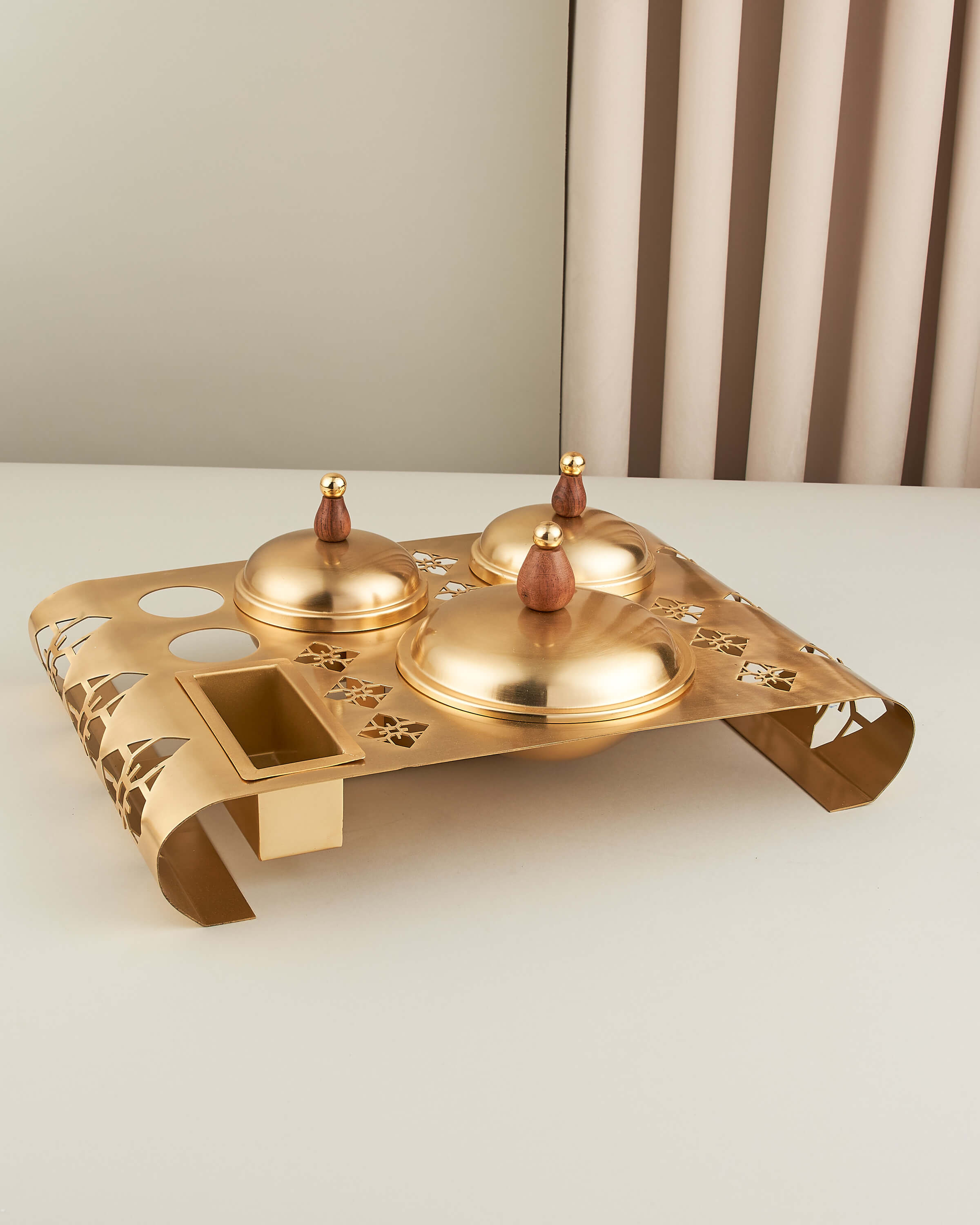 ماعون تمر وقهوة