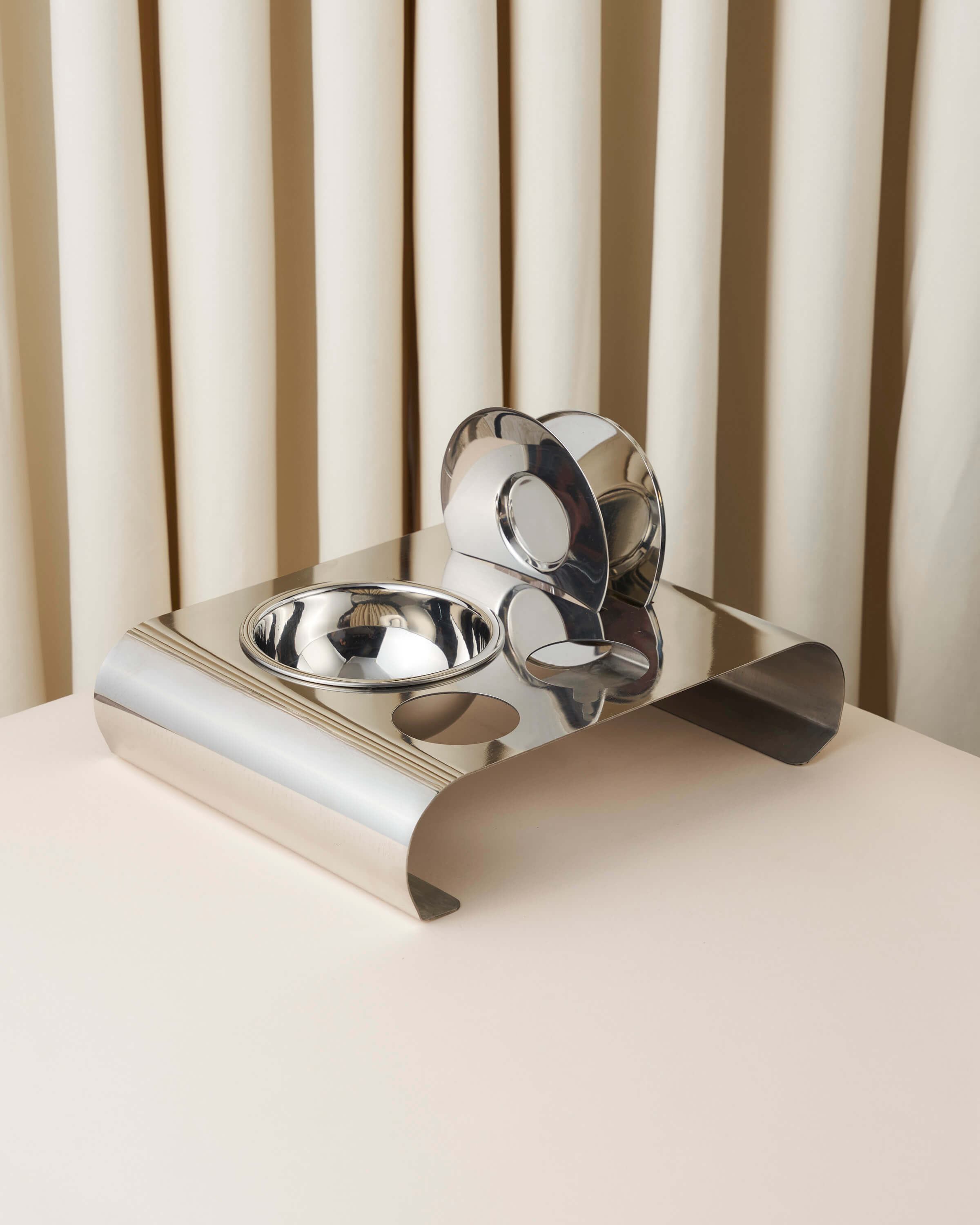 إستاند إستكانه هندي مع ماعون مكسرات وصحن وغطا طول ٢٥ سم عرض ٢١ سم وزن ١كغ