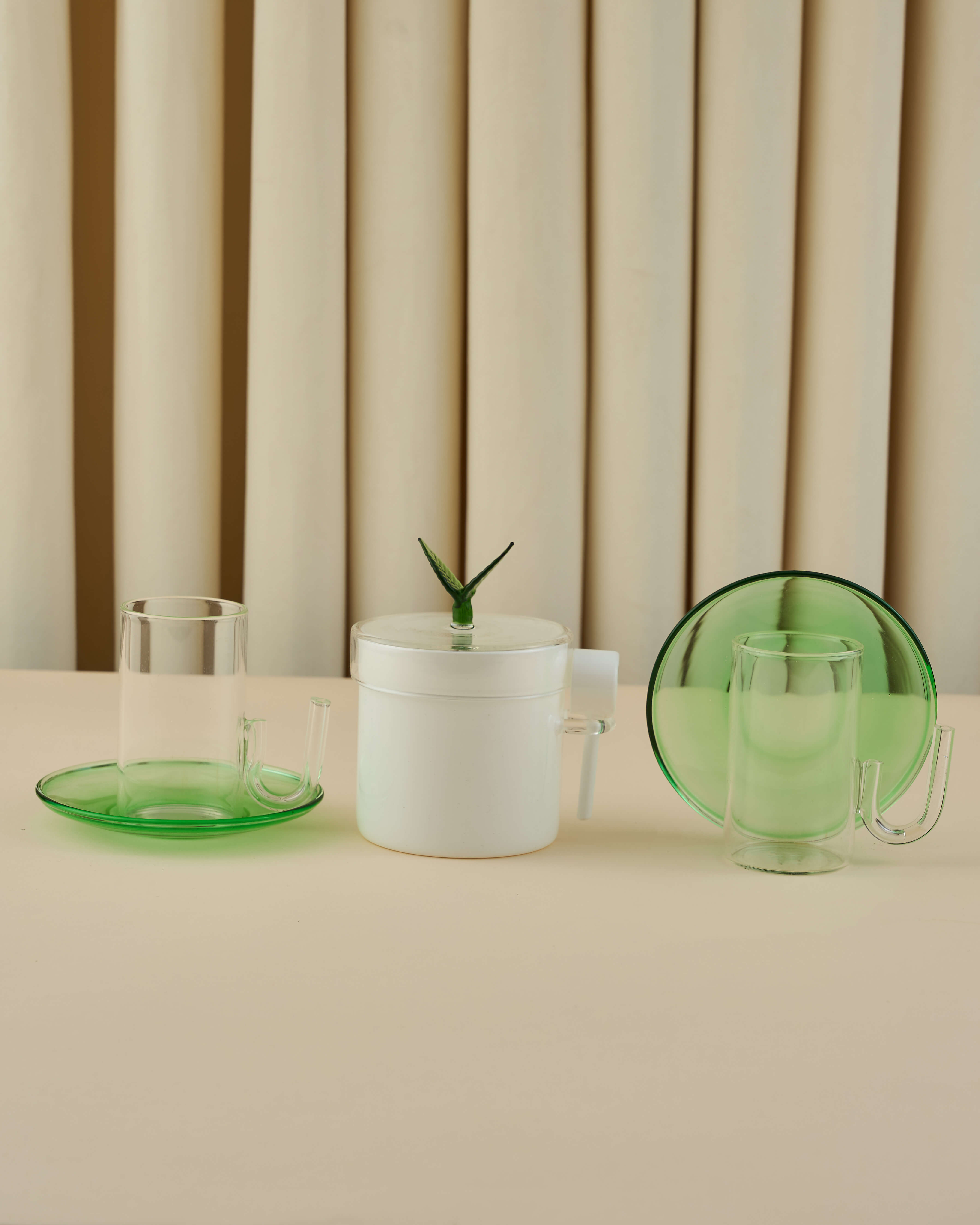 طقم استكانات بمقبض لوضع النعنع