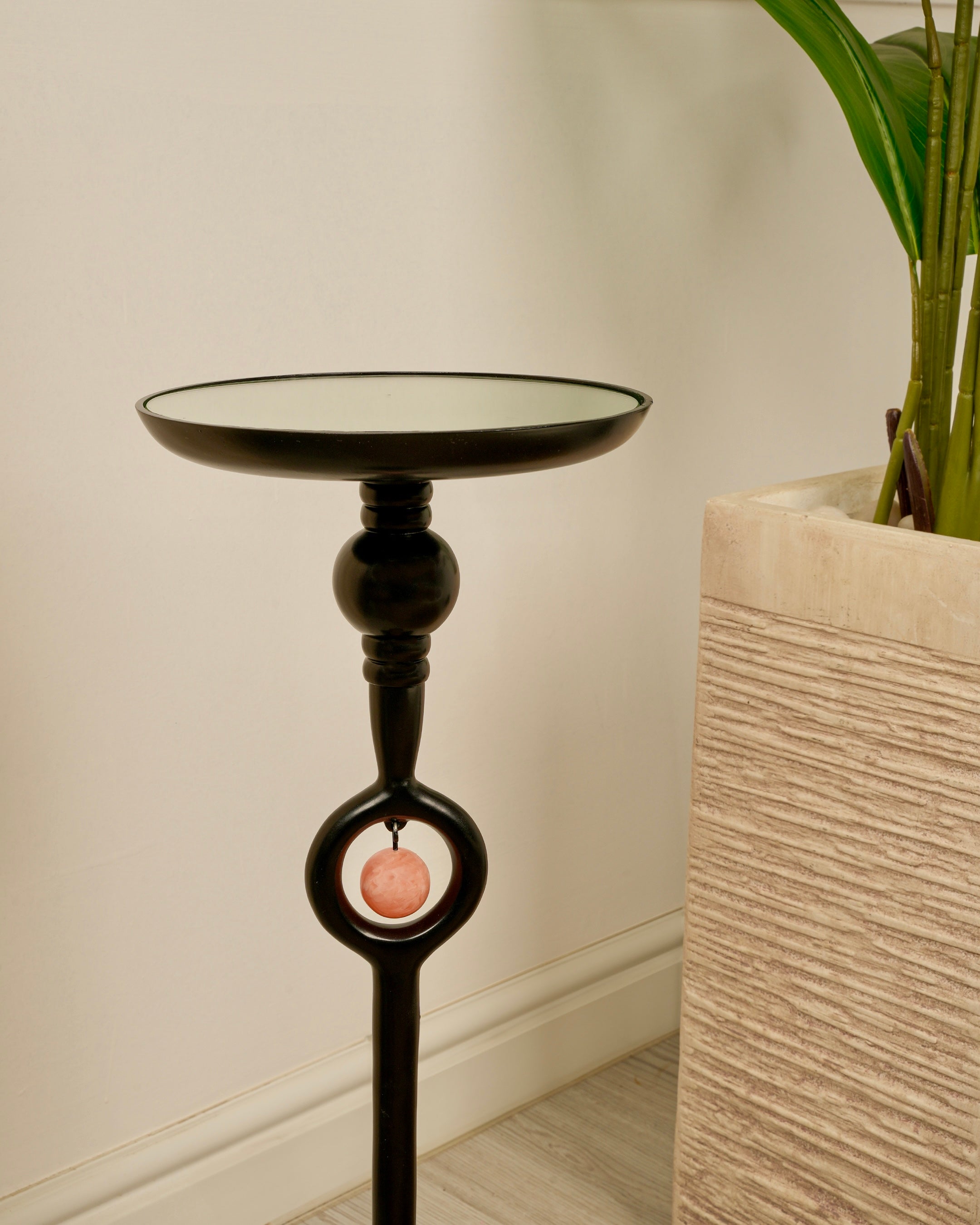 طاولة بقاعدة