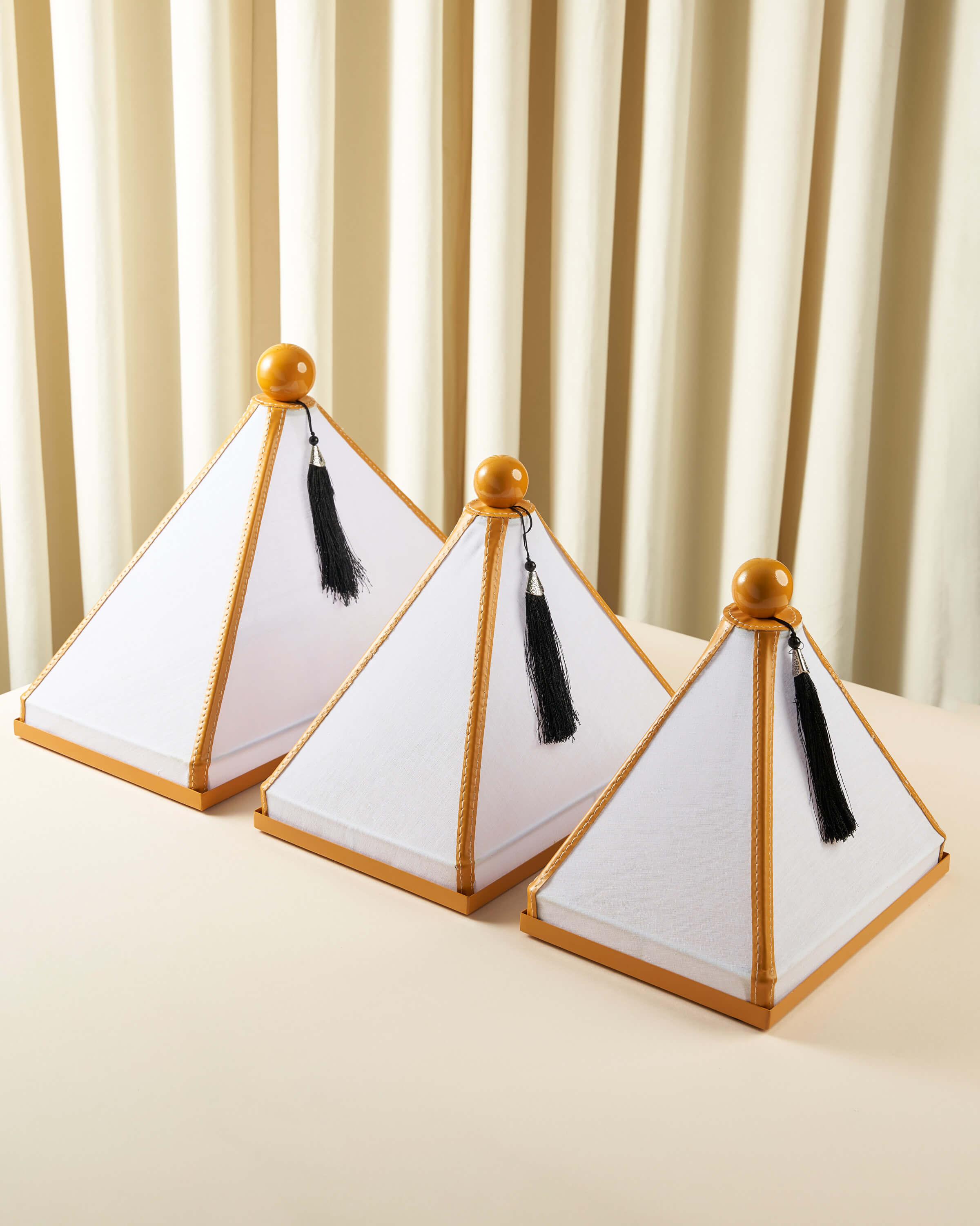 ماعون تقديم بغطاء خام مع جلد مستطيل