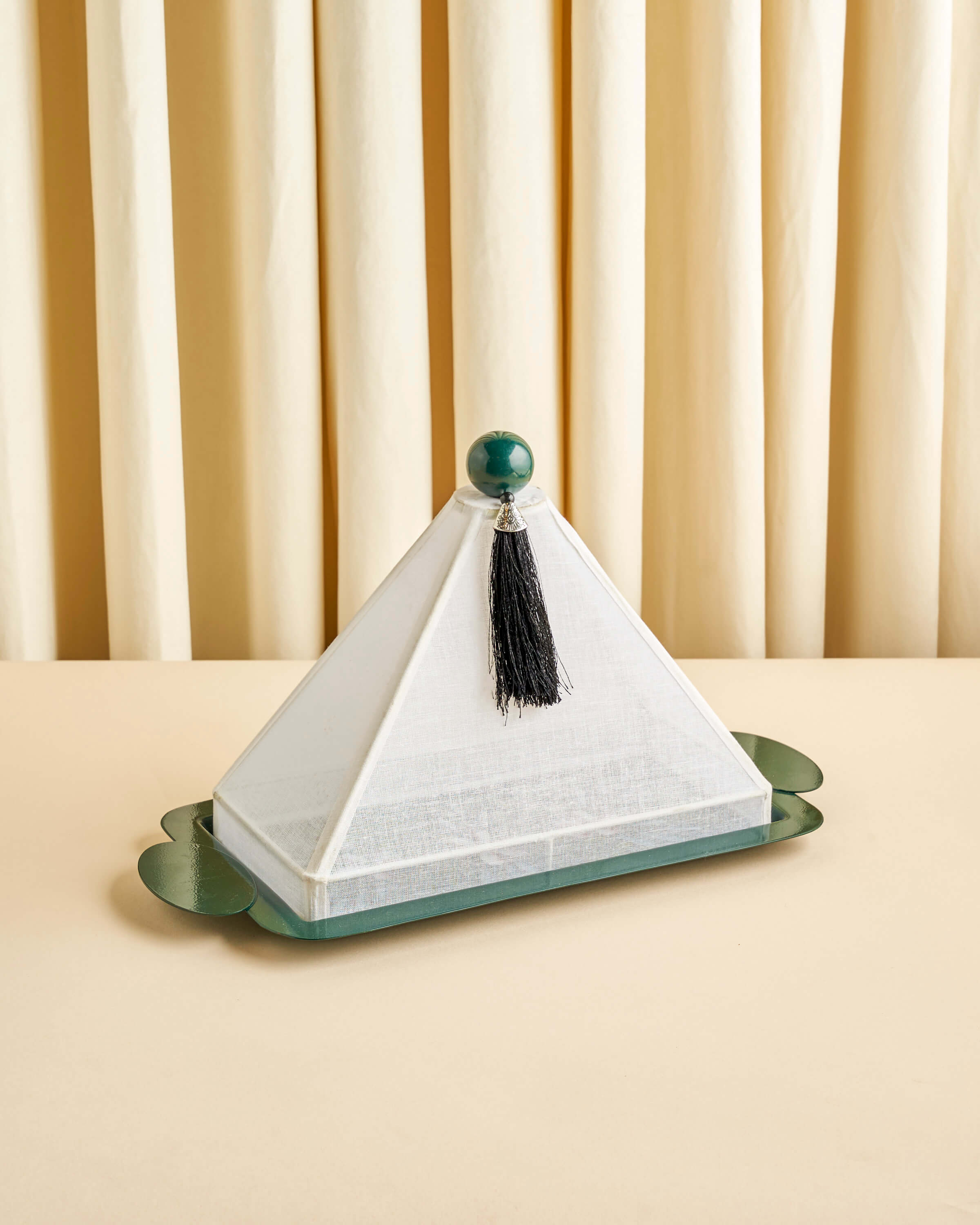 صينية تقديم رسم يدوي مع غطاء خام لينن