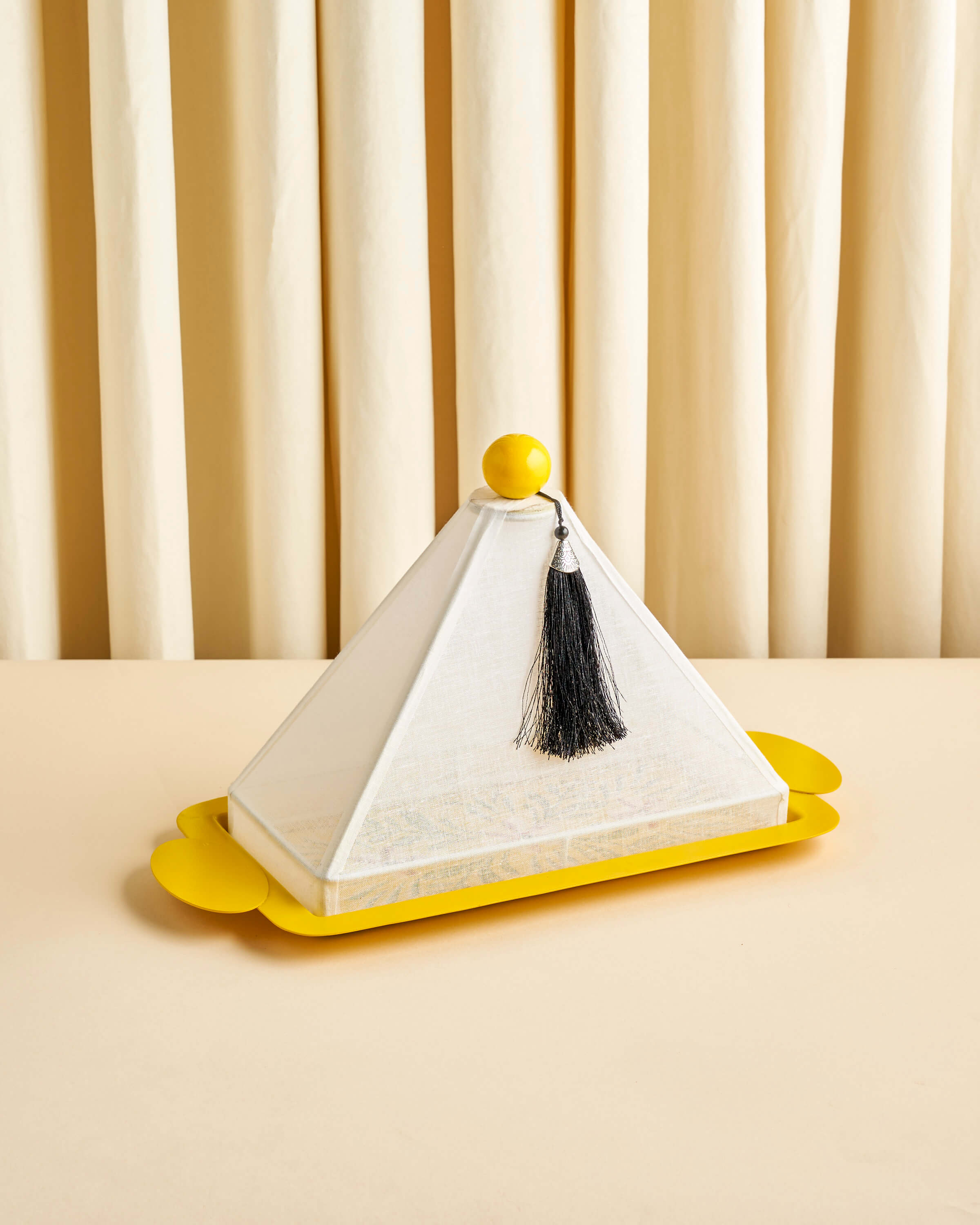 صينية تقديم  رسم  يدوي مع غطاء خام لينن