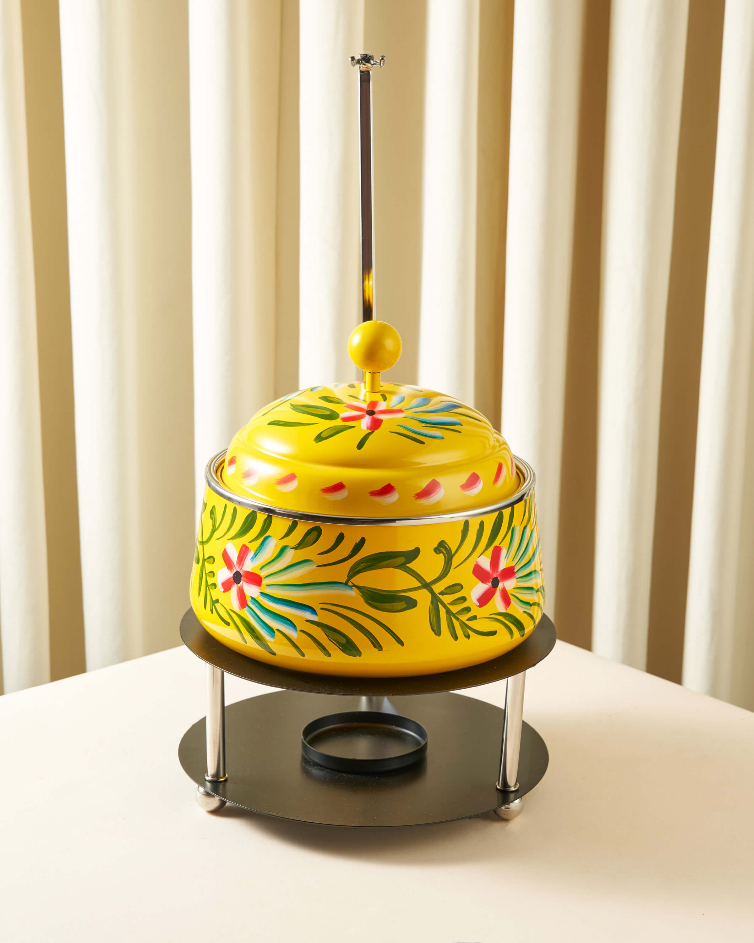 سخان مع قاعدة