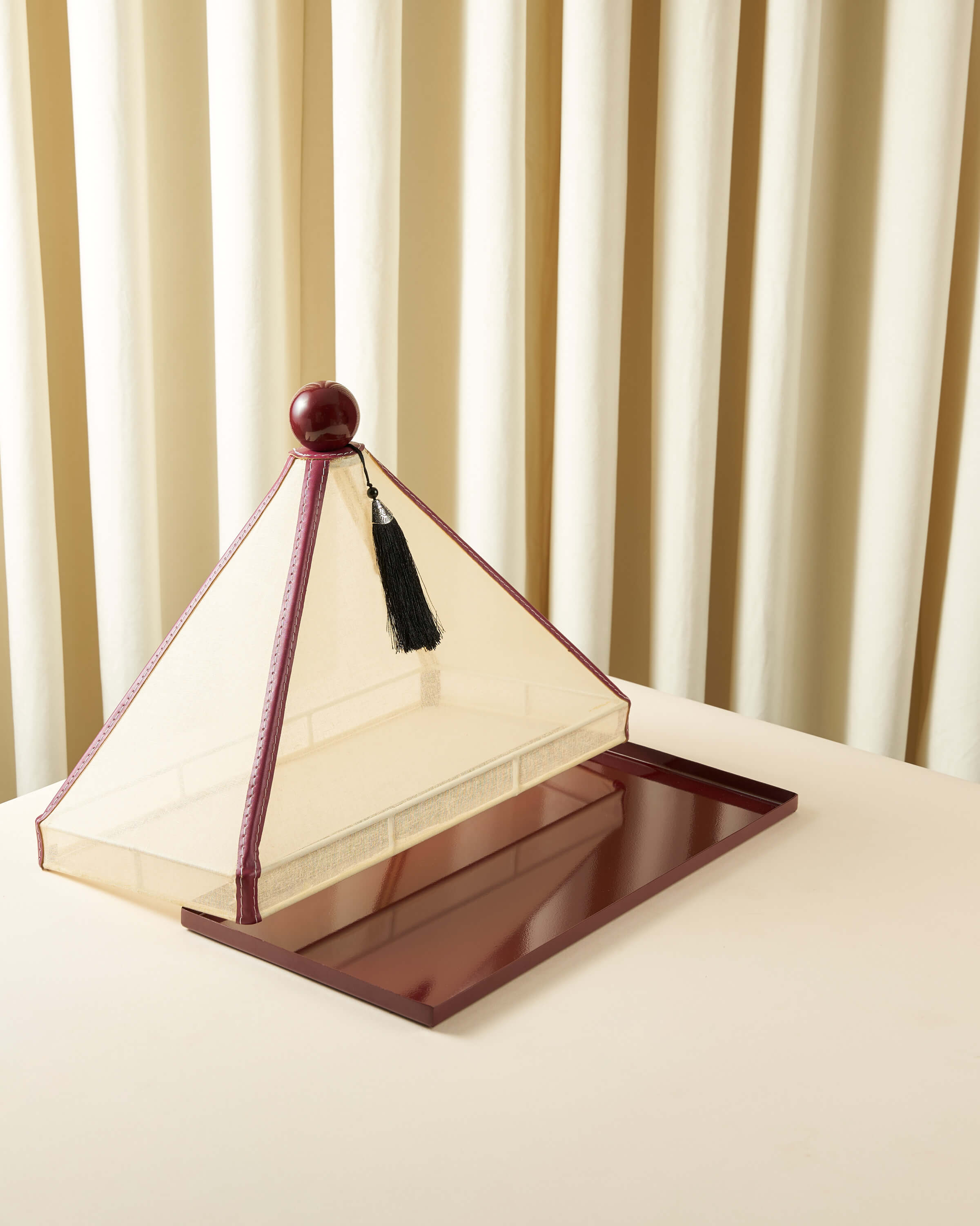 ماعون تقديم بغطاء خام مع جلد مستطيل