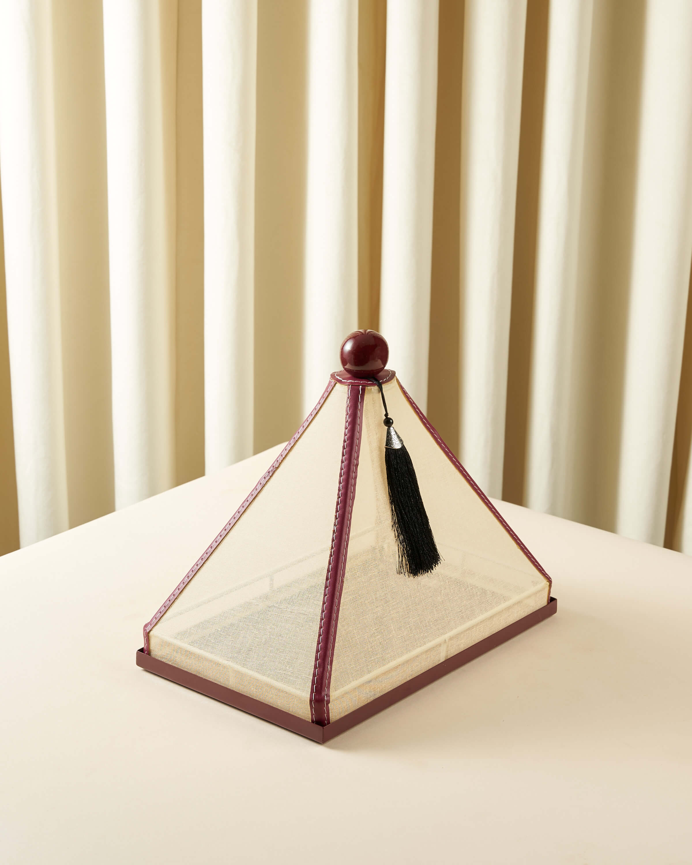 ماعون تقديم بغطاء خام مع جلد مستطيل