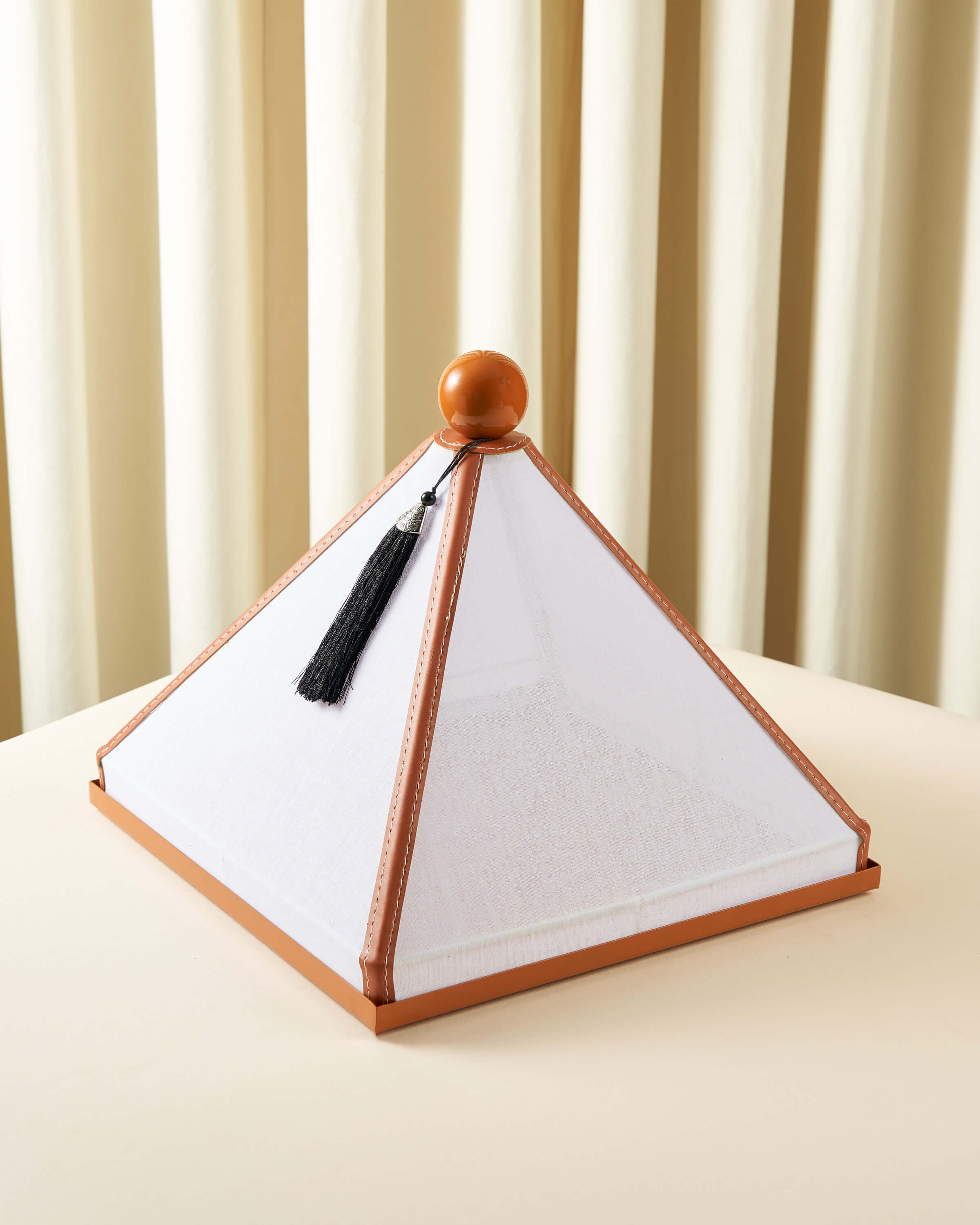 ماعون تقديم بغطاء خام مع جلد مربع