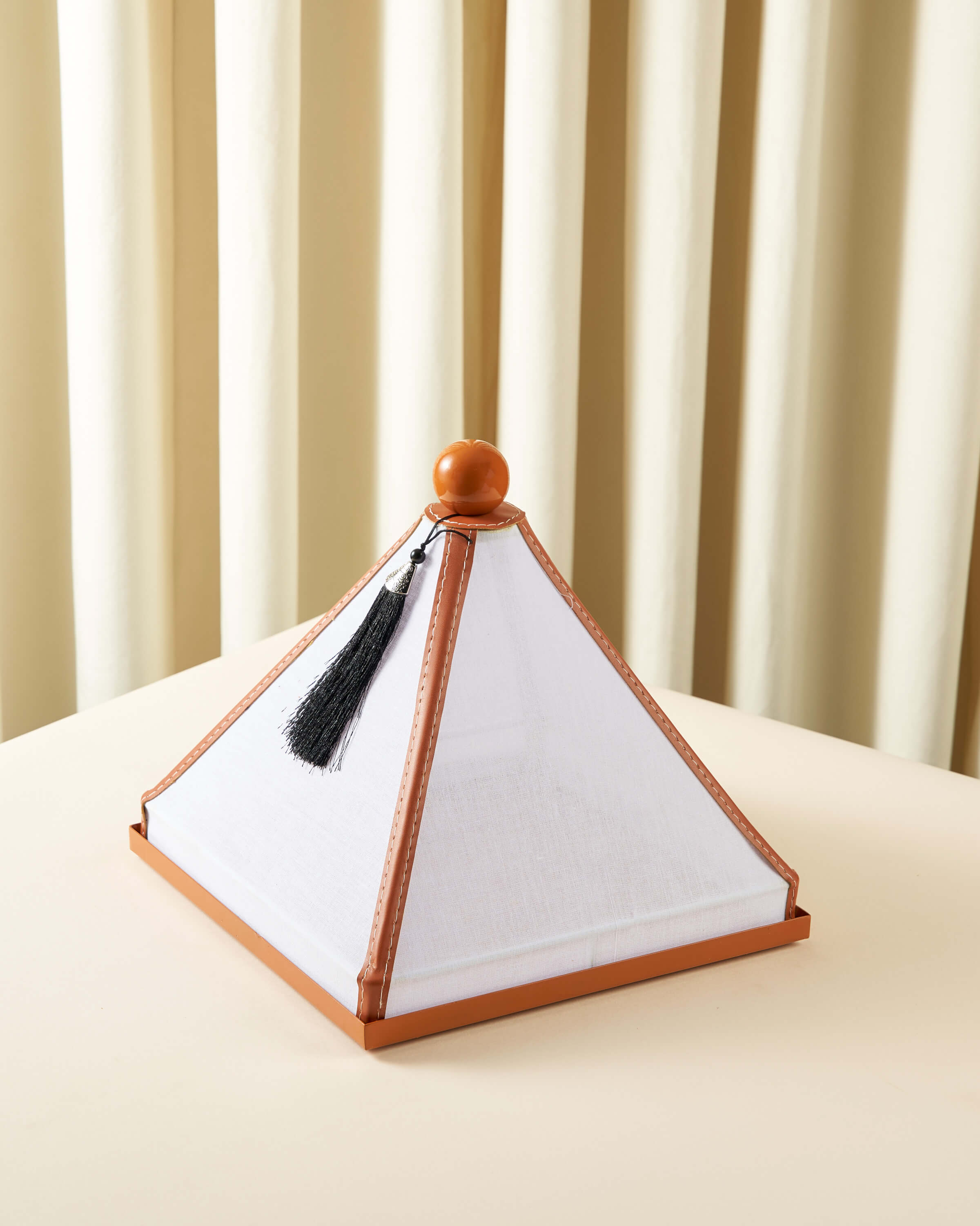 ماعون تقديم بغطاء خام مع جلد مربع