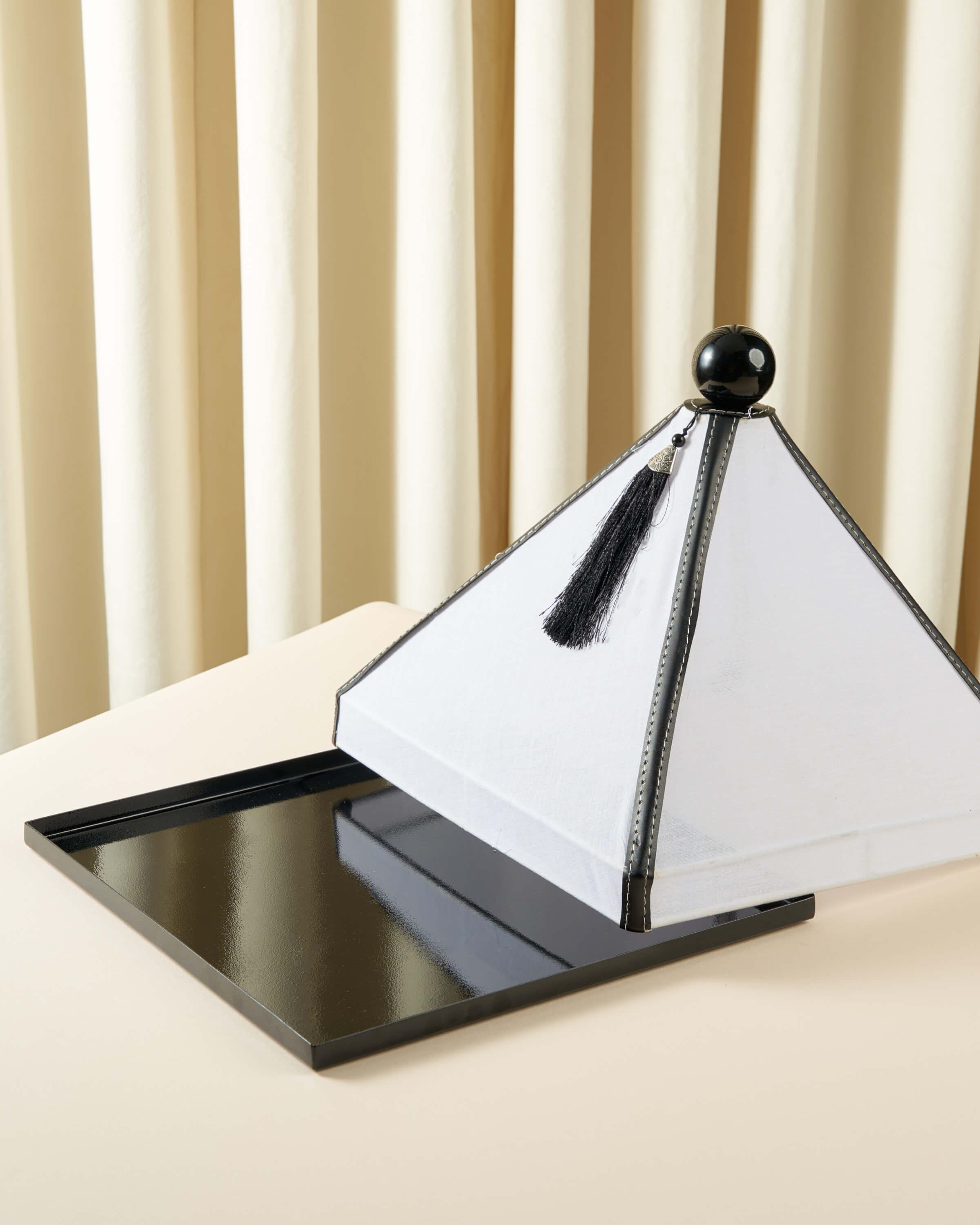 ماعون تقديم بغطاء خام مع جلد مربع