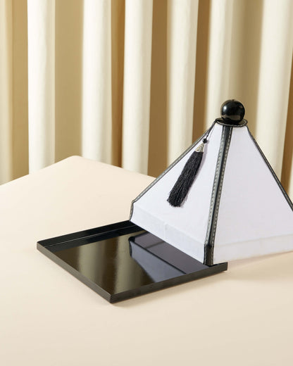 ماعون تقديم بغطاء خام مع جلد مربع