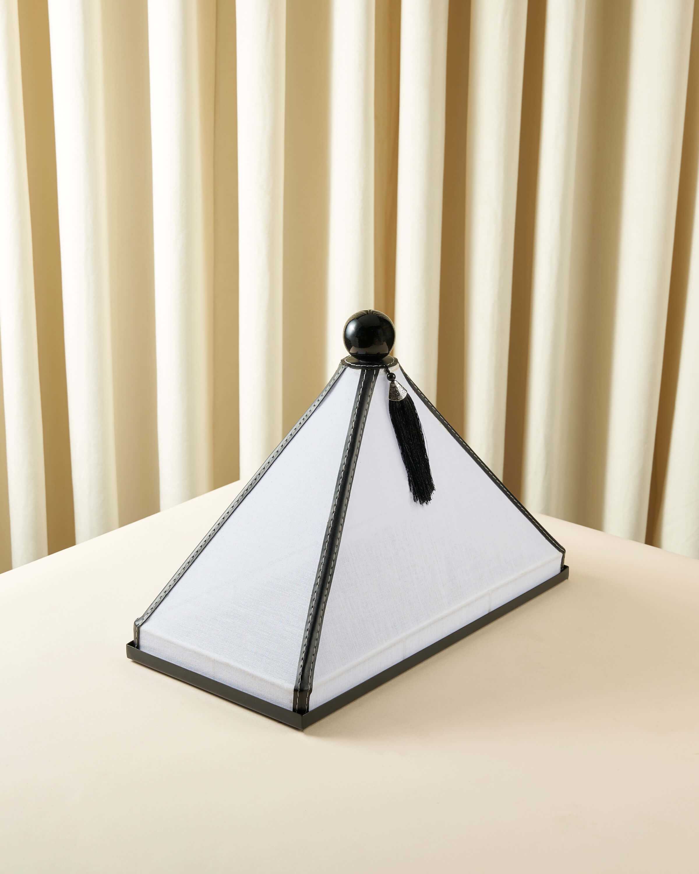 ماعون تقديم بغطاء خام مع جلد مستطيل