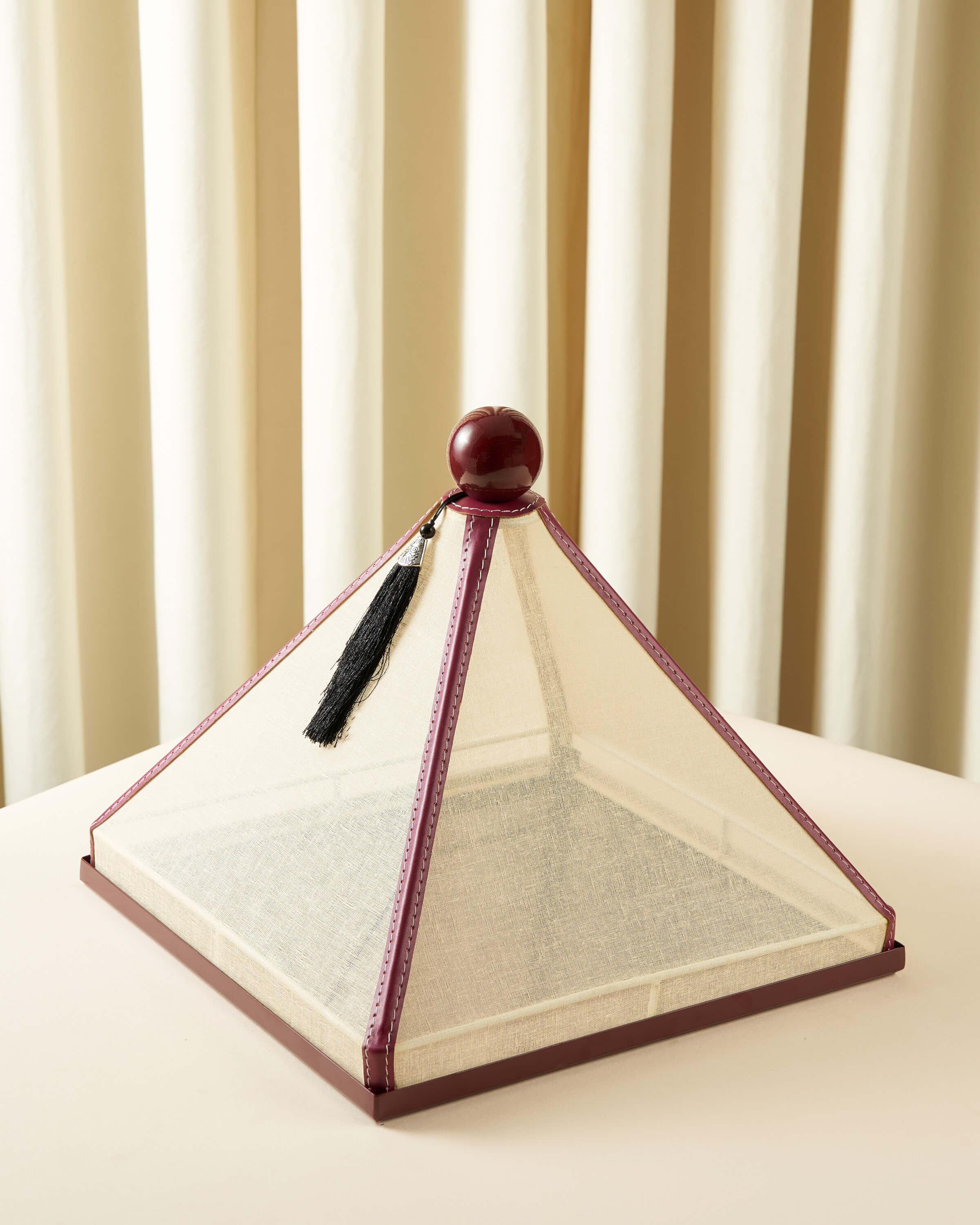 ماعون تقديم بغطاء خام مع جلد مربع