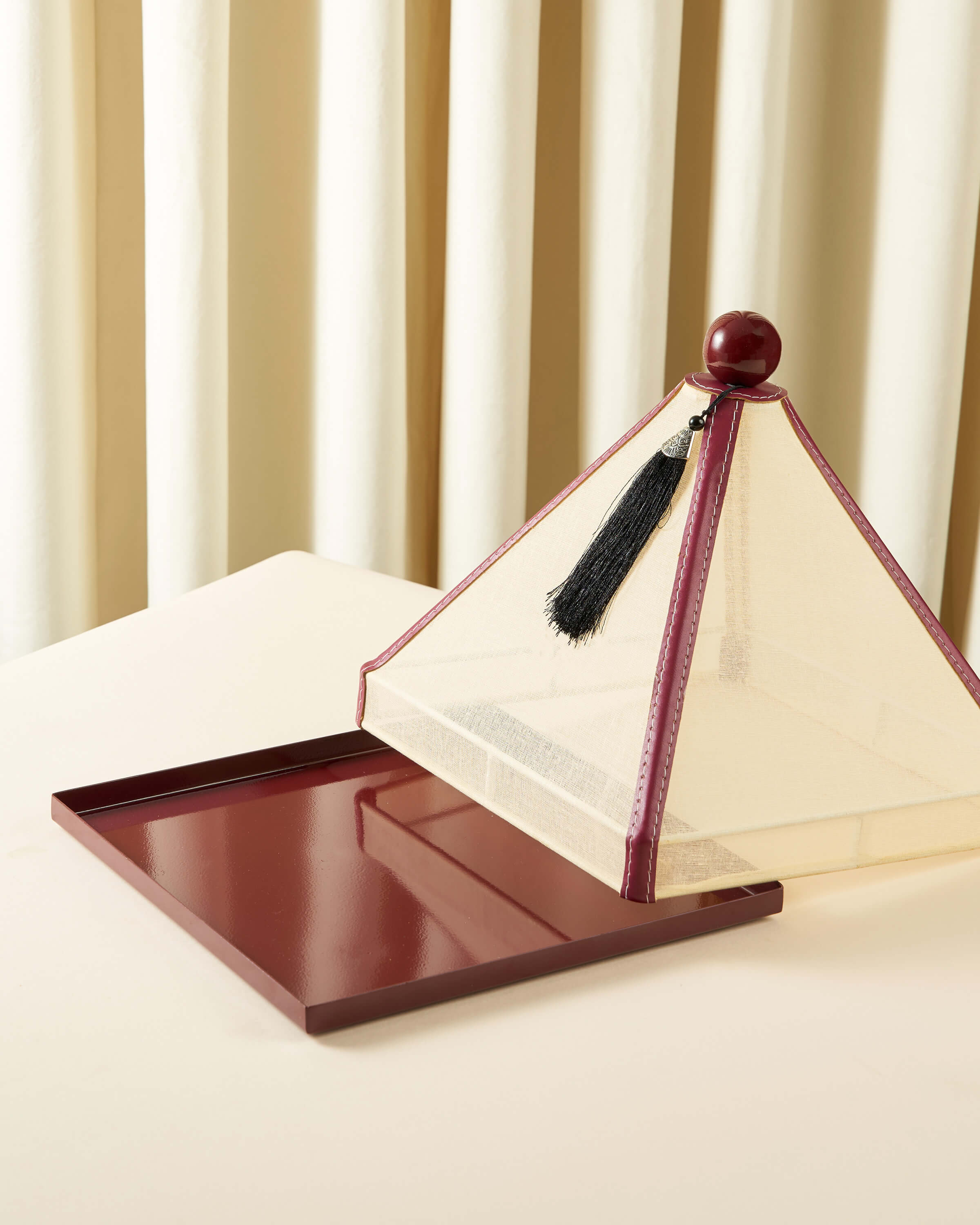 ماعون تقديم بغطاء خام مع جلد مربع