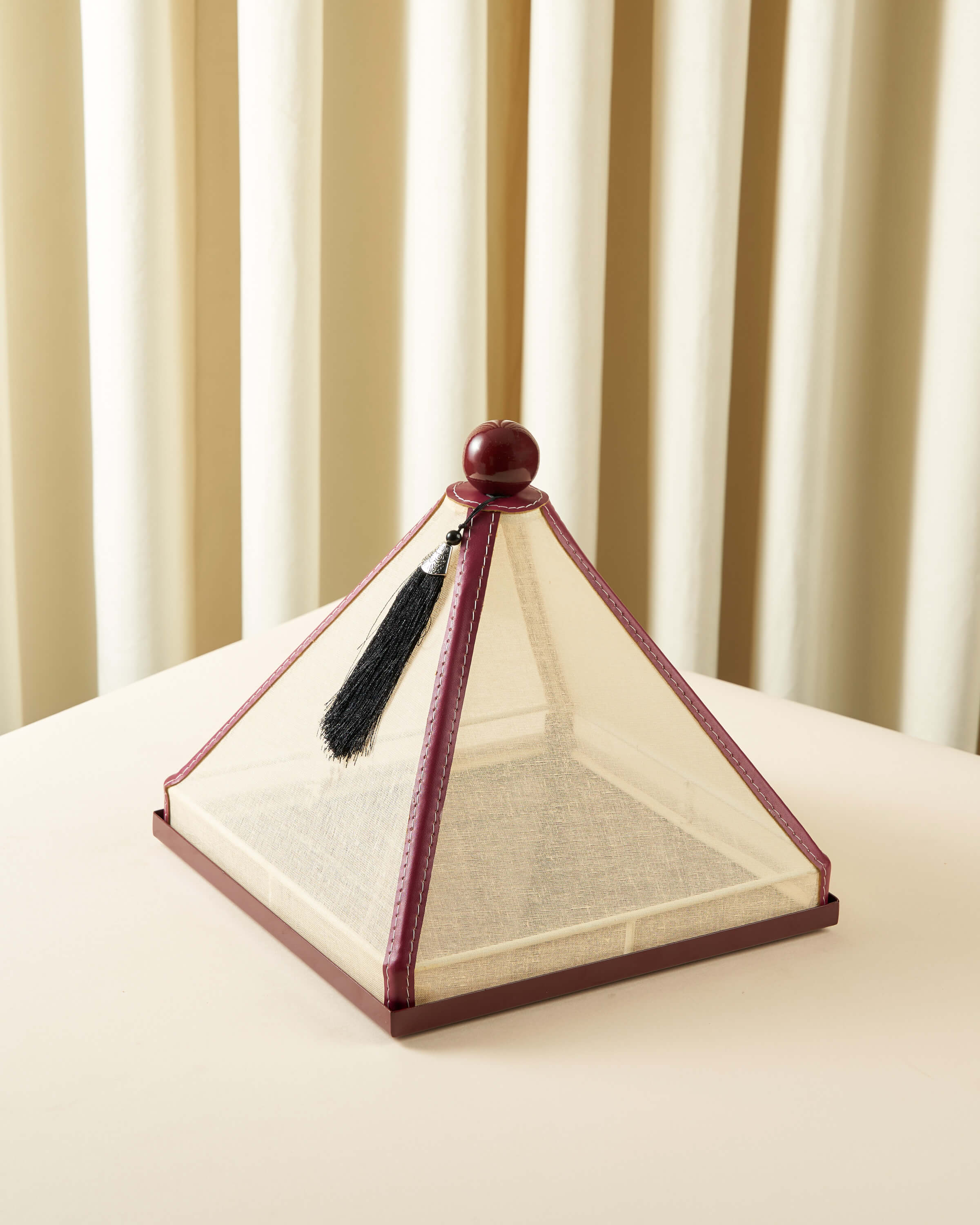 ماعون تقديم بغطاء خام مع جلد مربع