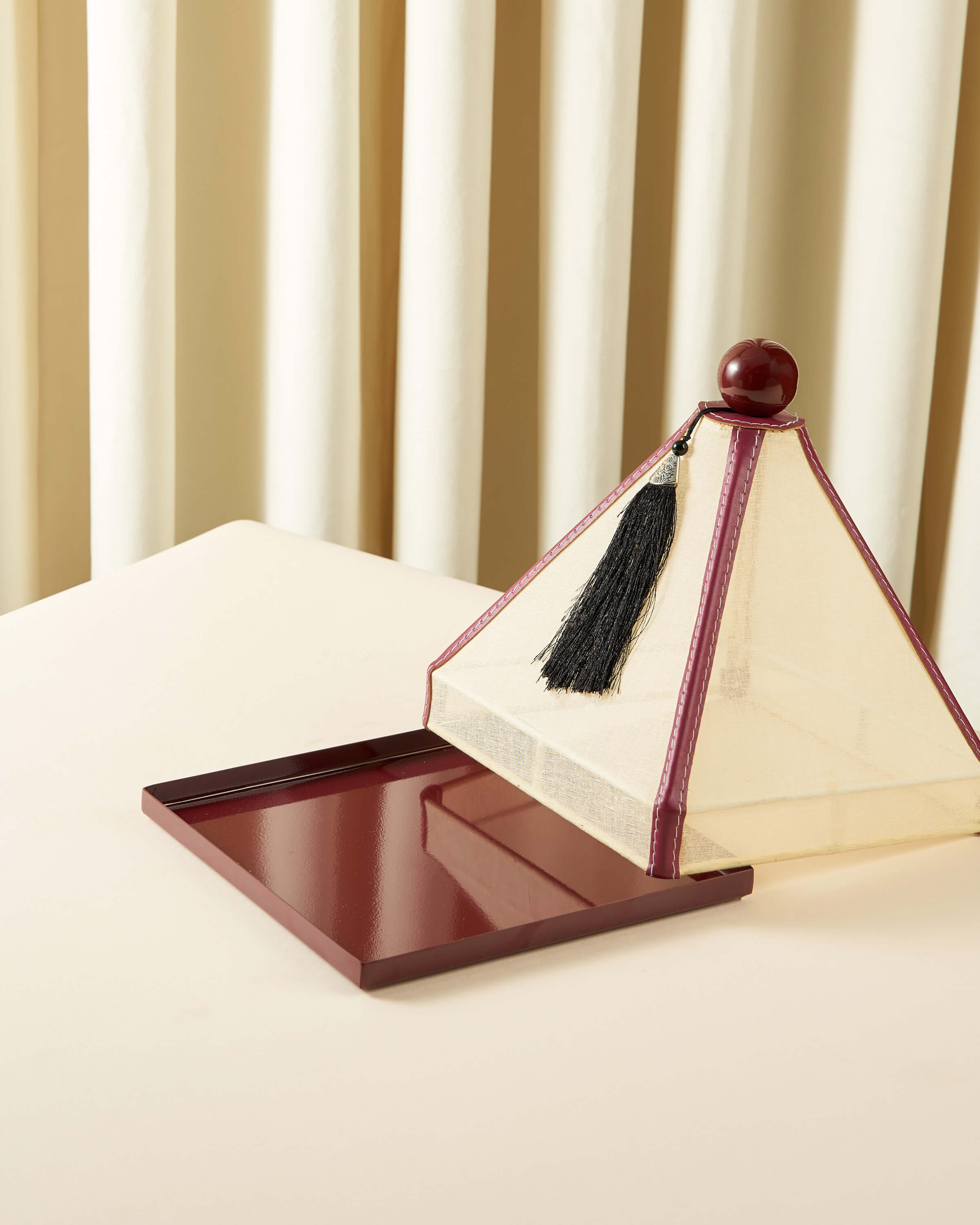 ماعون تقديم بغطاء خام مع جلد مربع