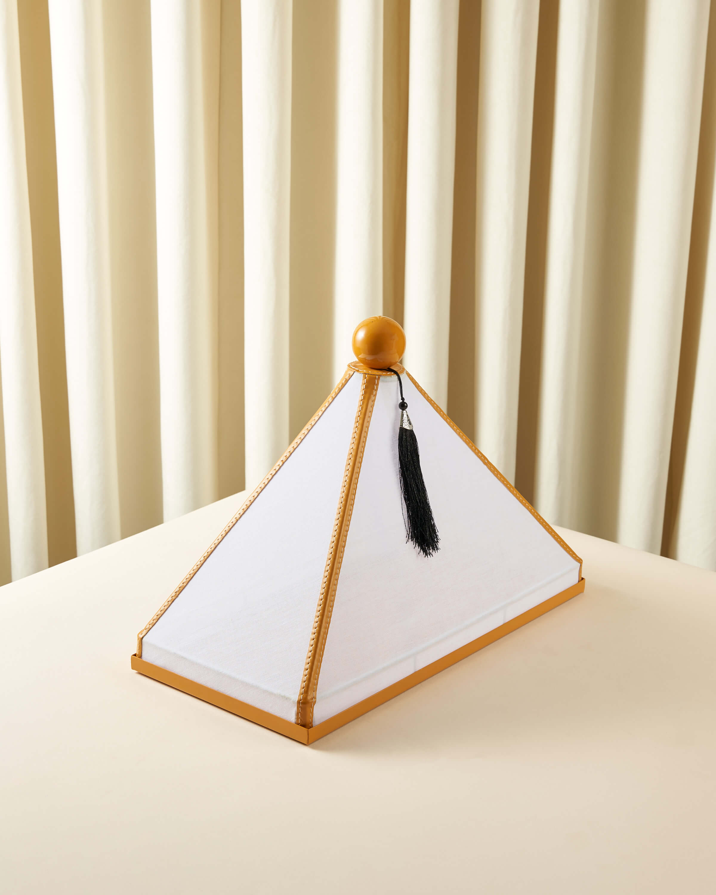 ماعون تقديم بغطاء خام مع جلد مستطيل