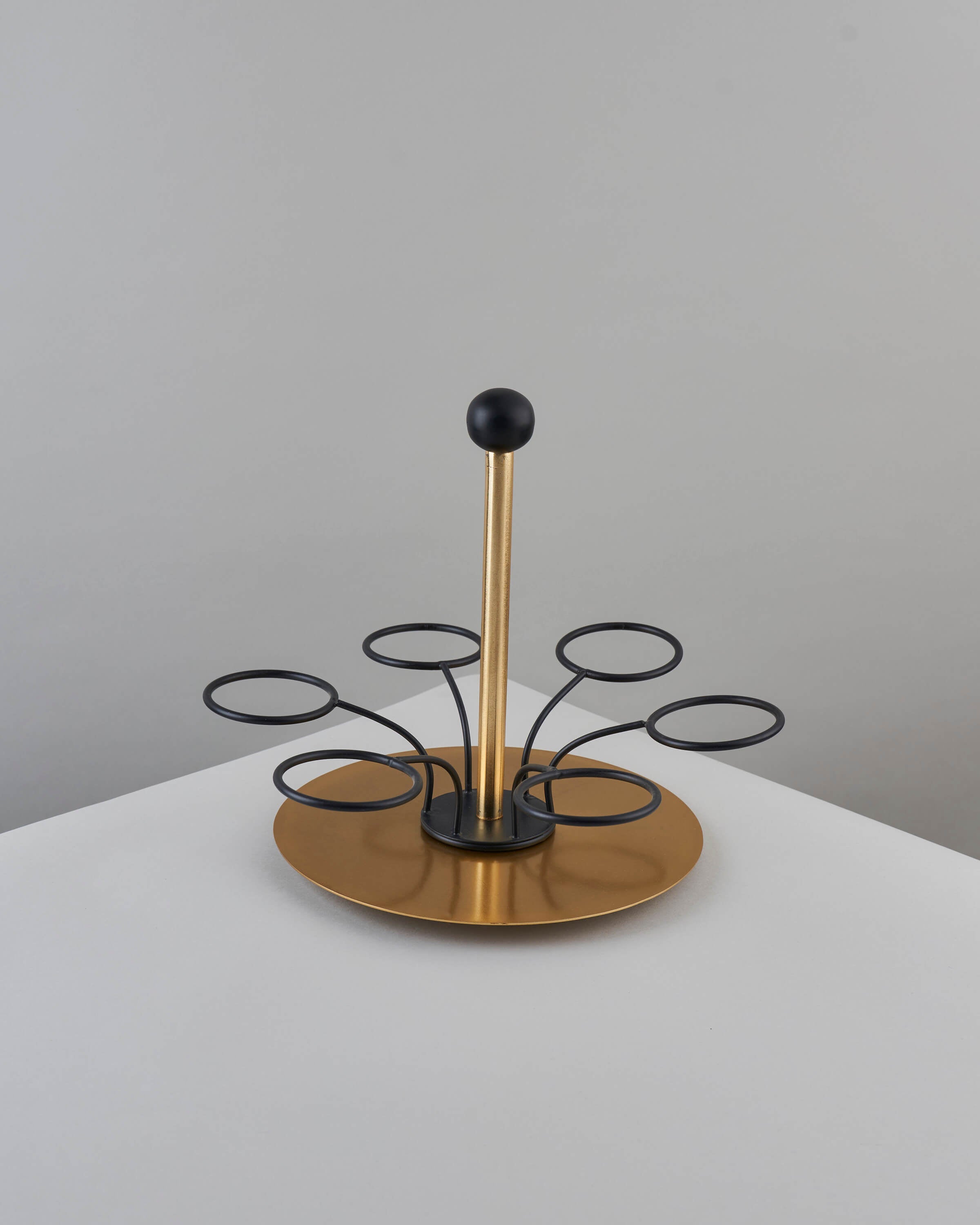 حامل فنجان بمقبض ذهبي