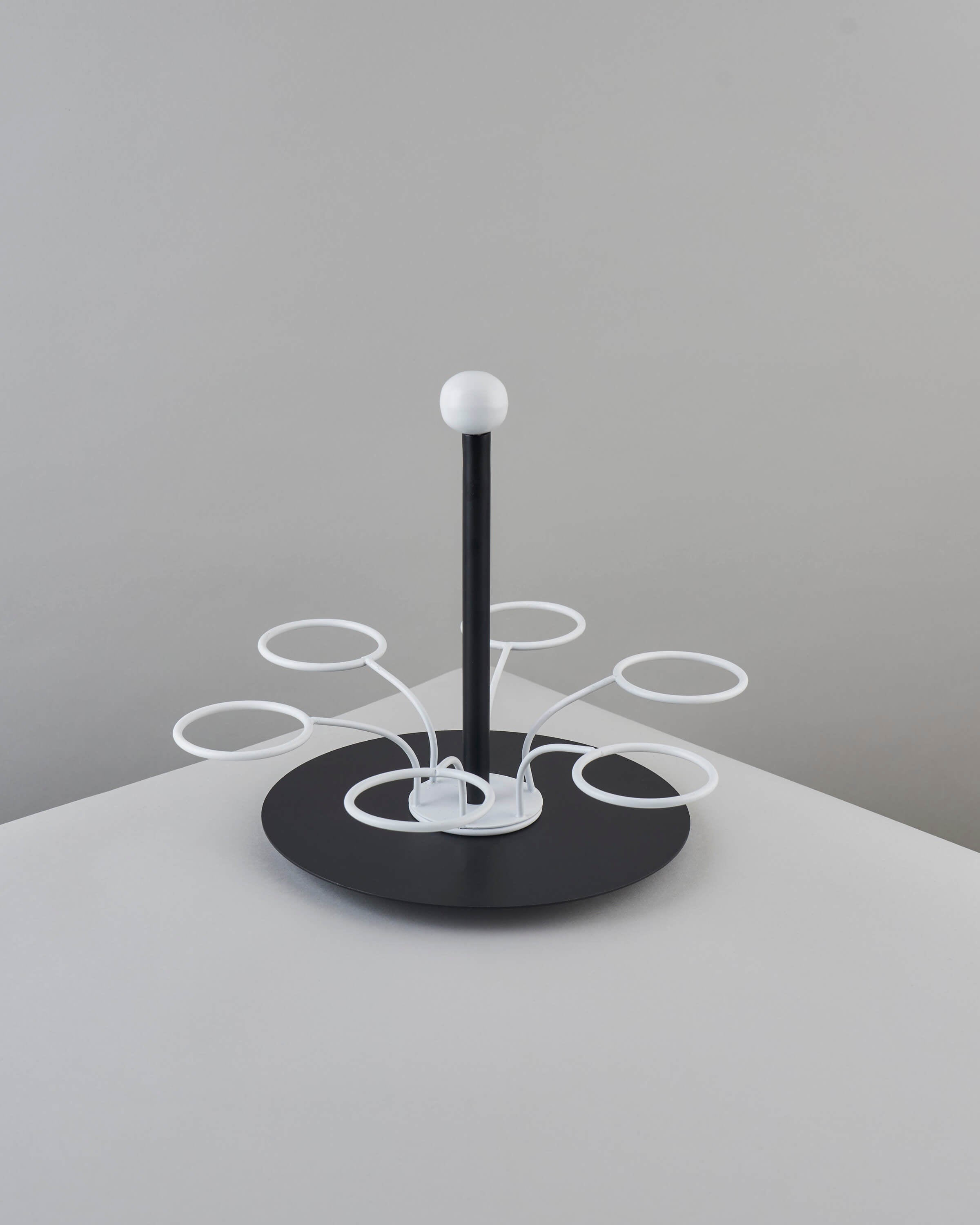 حامل فنجان بمقبض أسود