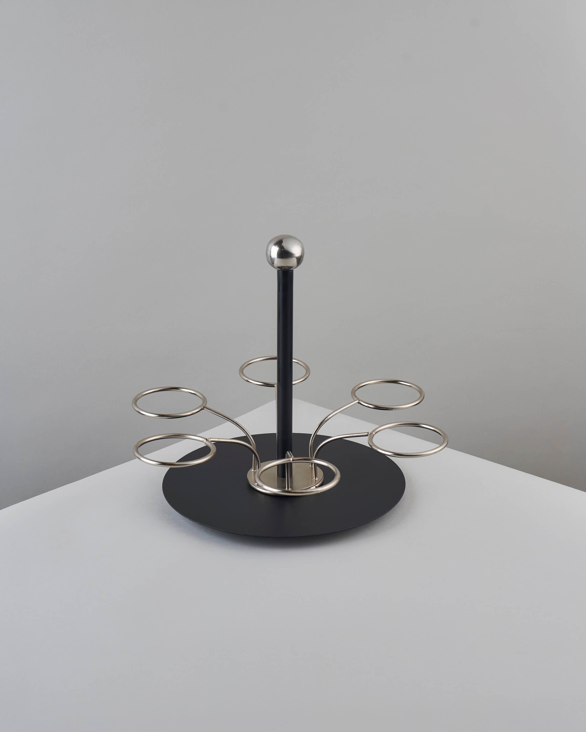 حامل فنجان بمقبض أسود