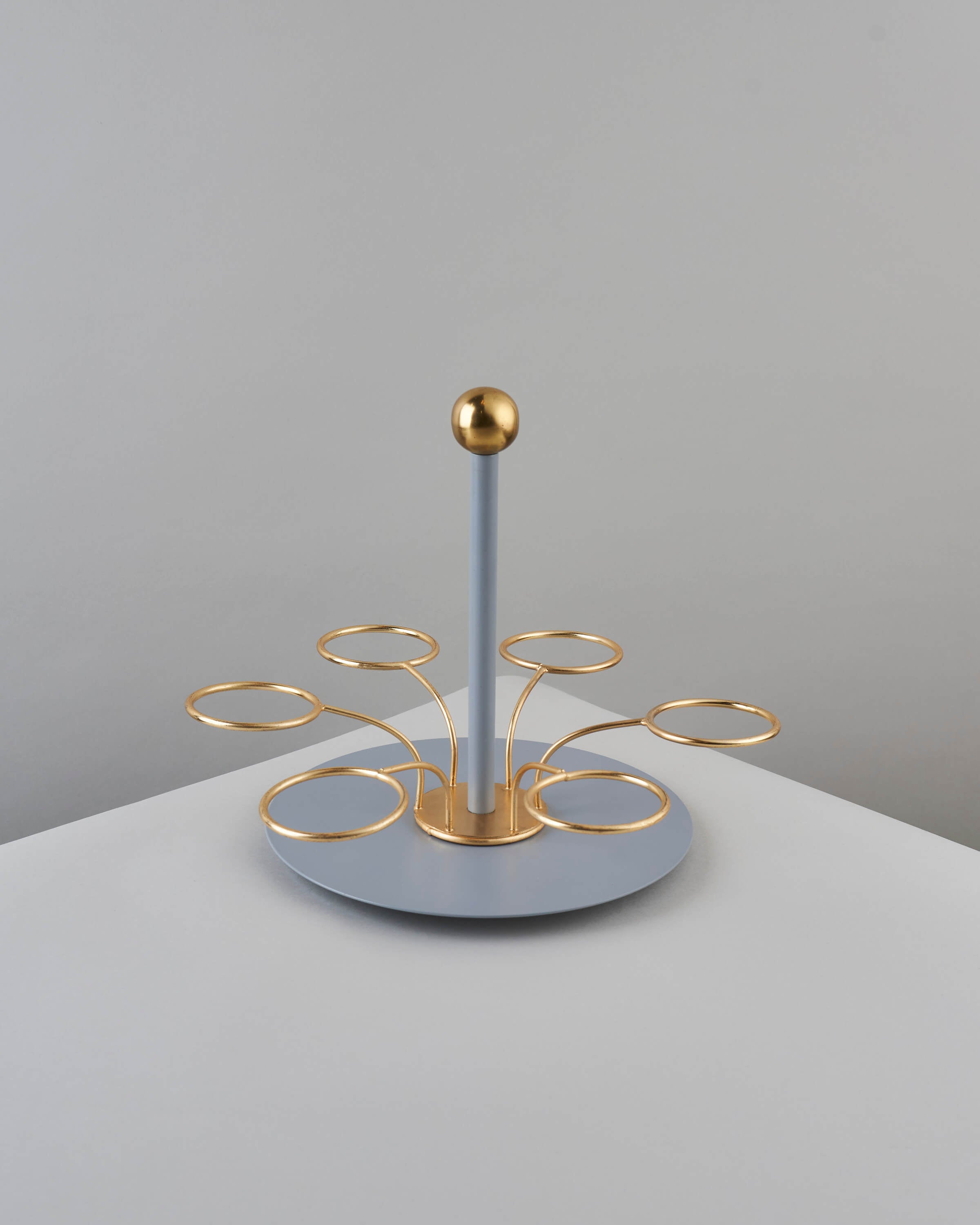 حامل فنجان بمقبض رمادي