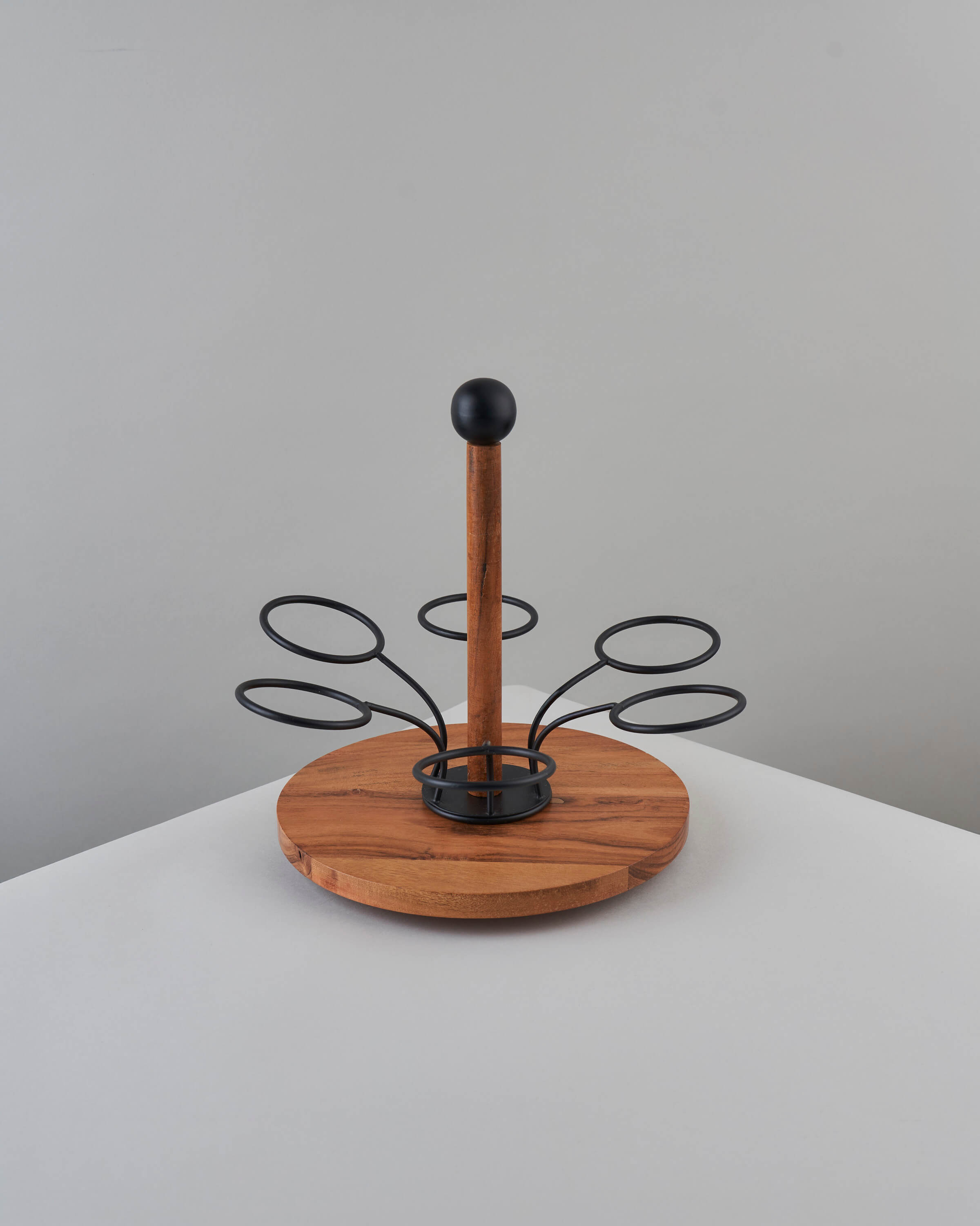 حامل فنجان بمقبض خشبي