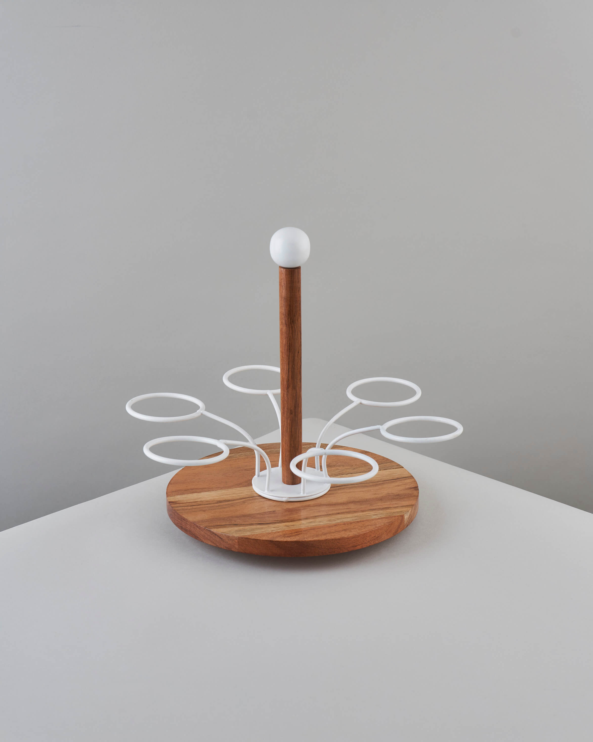 حامل فنجان بمقبض خشبي