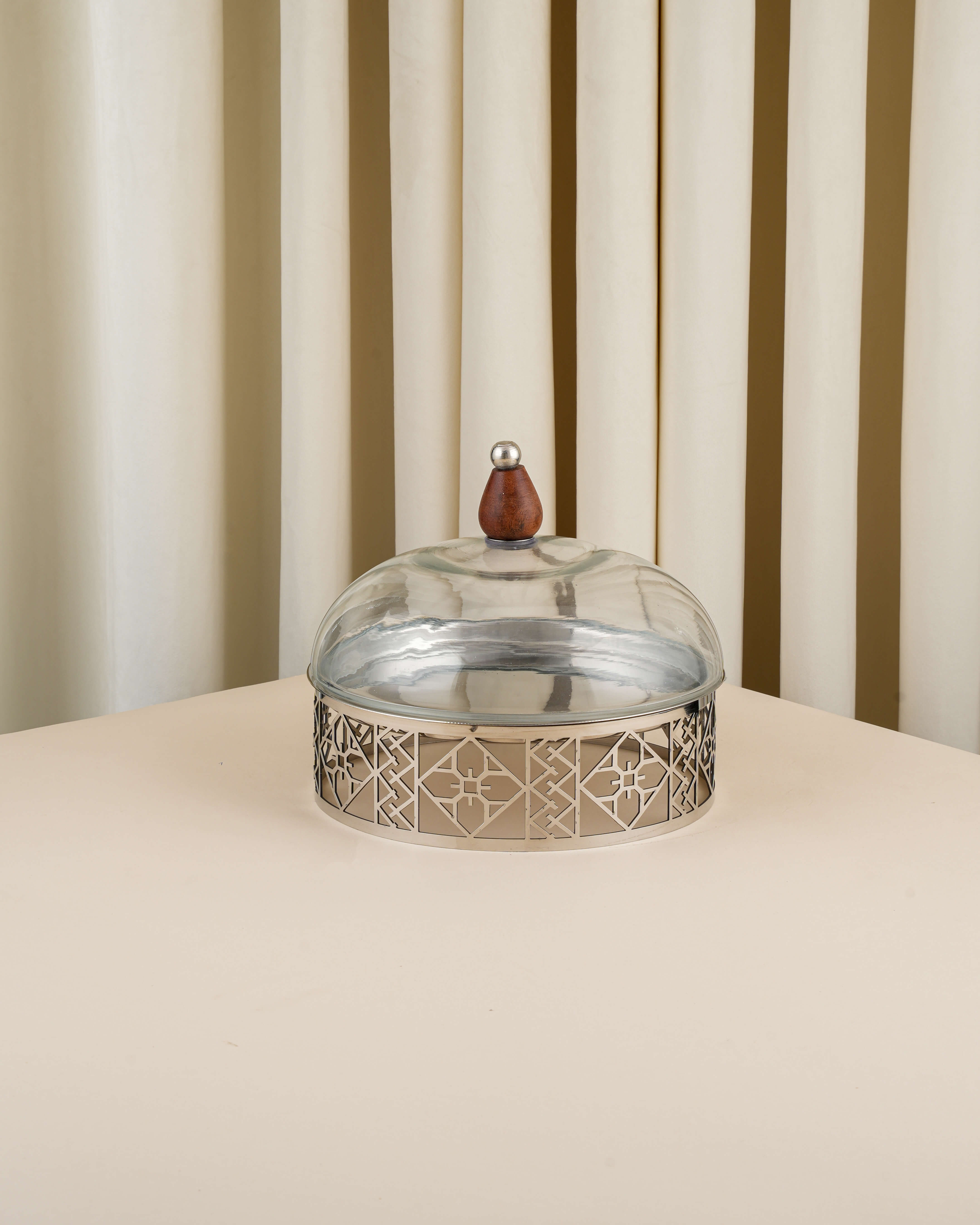 ماعون حلويات  بغطاء زجاج