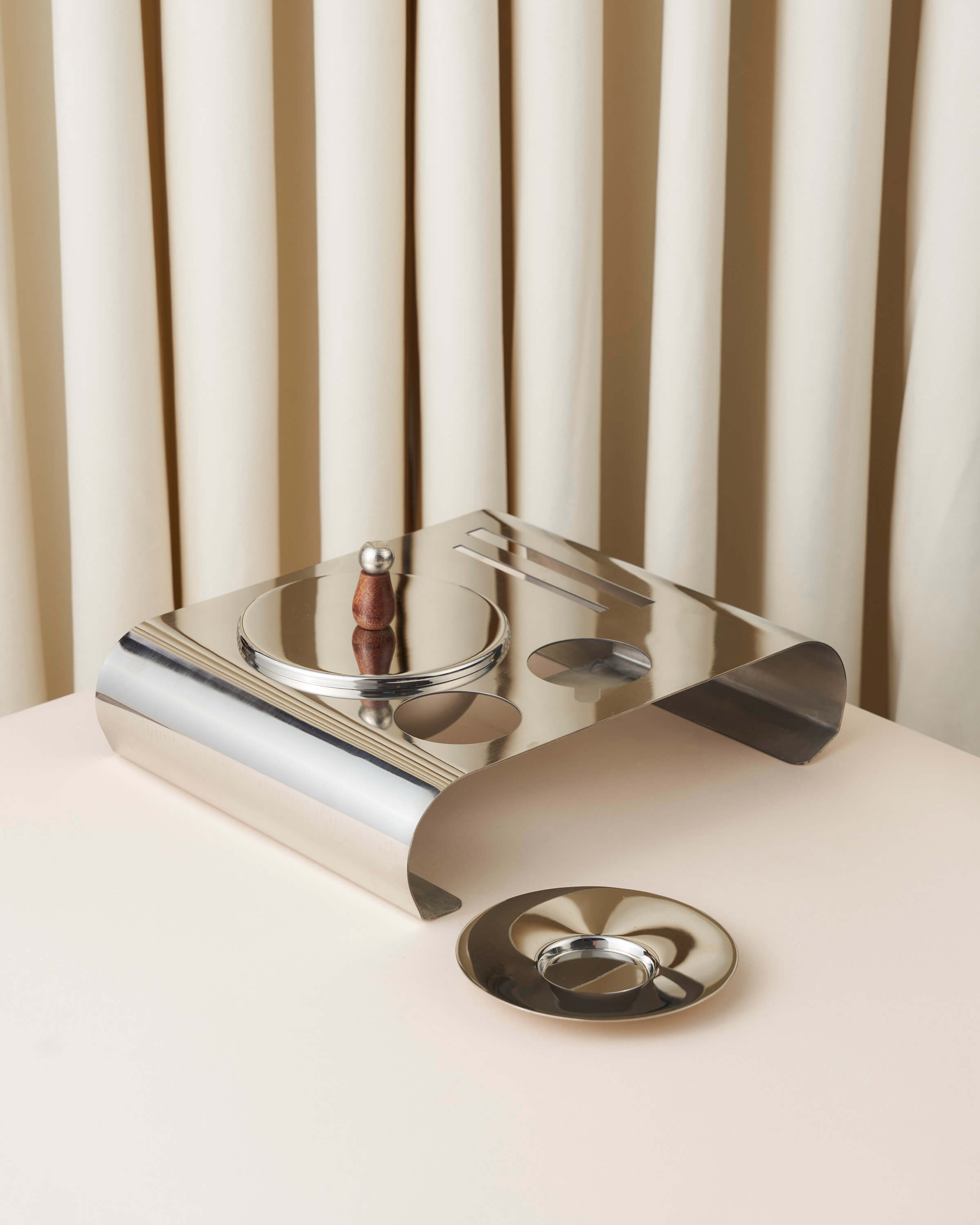 ماعون حلويات  بغطاء زجاج