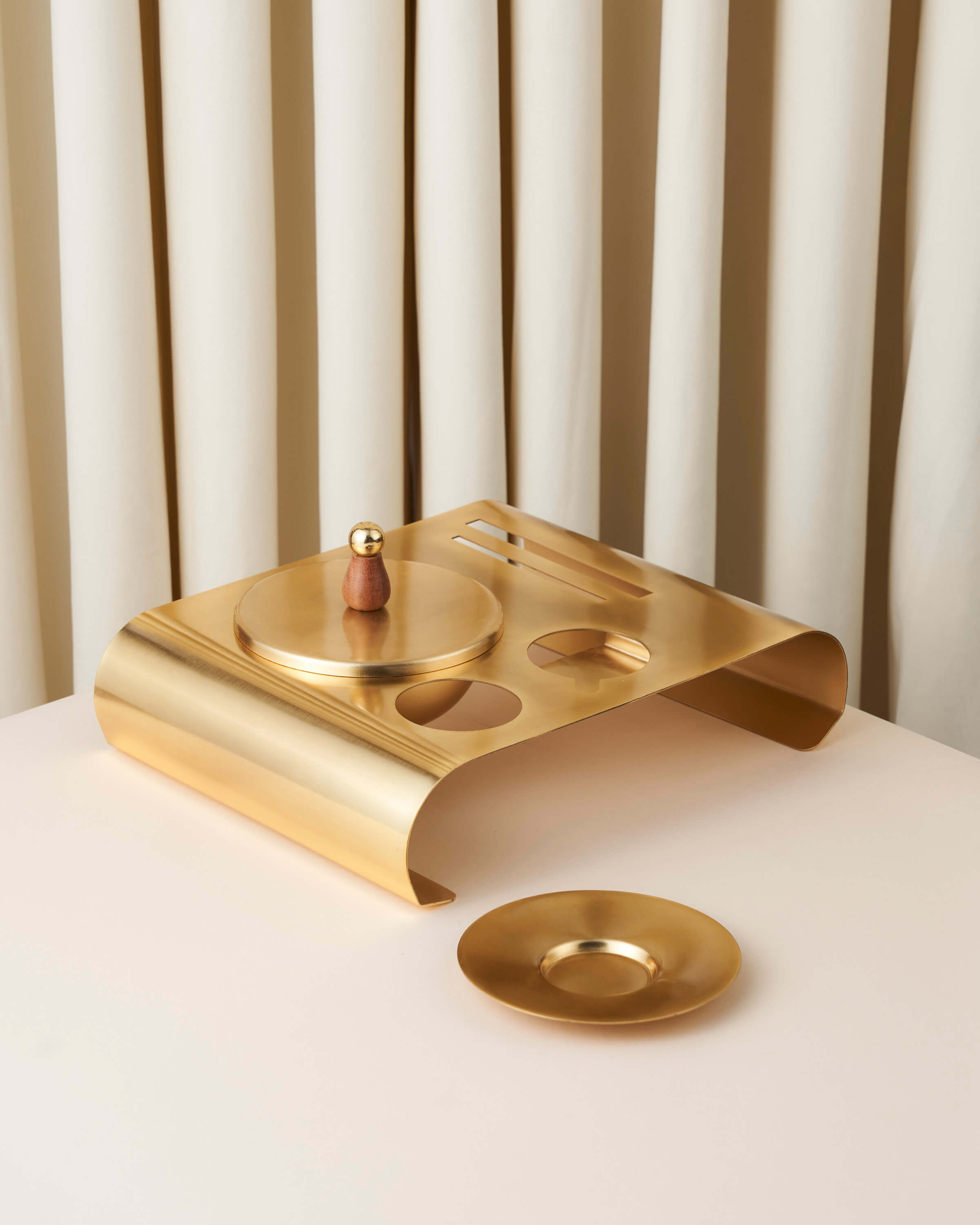 ماعون حلويات  بغطاء زجاج